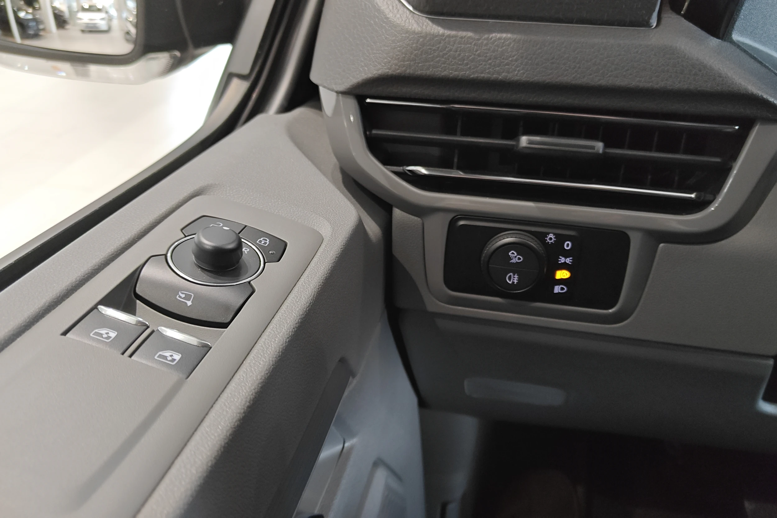 harmaa Volkswagen Transporter 2026 kuva 19.
