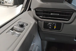 harmaa Volkswagen Transporter 2026 kuva 19.