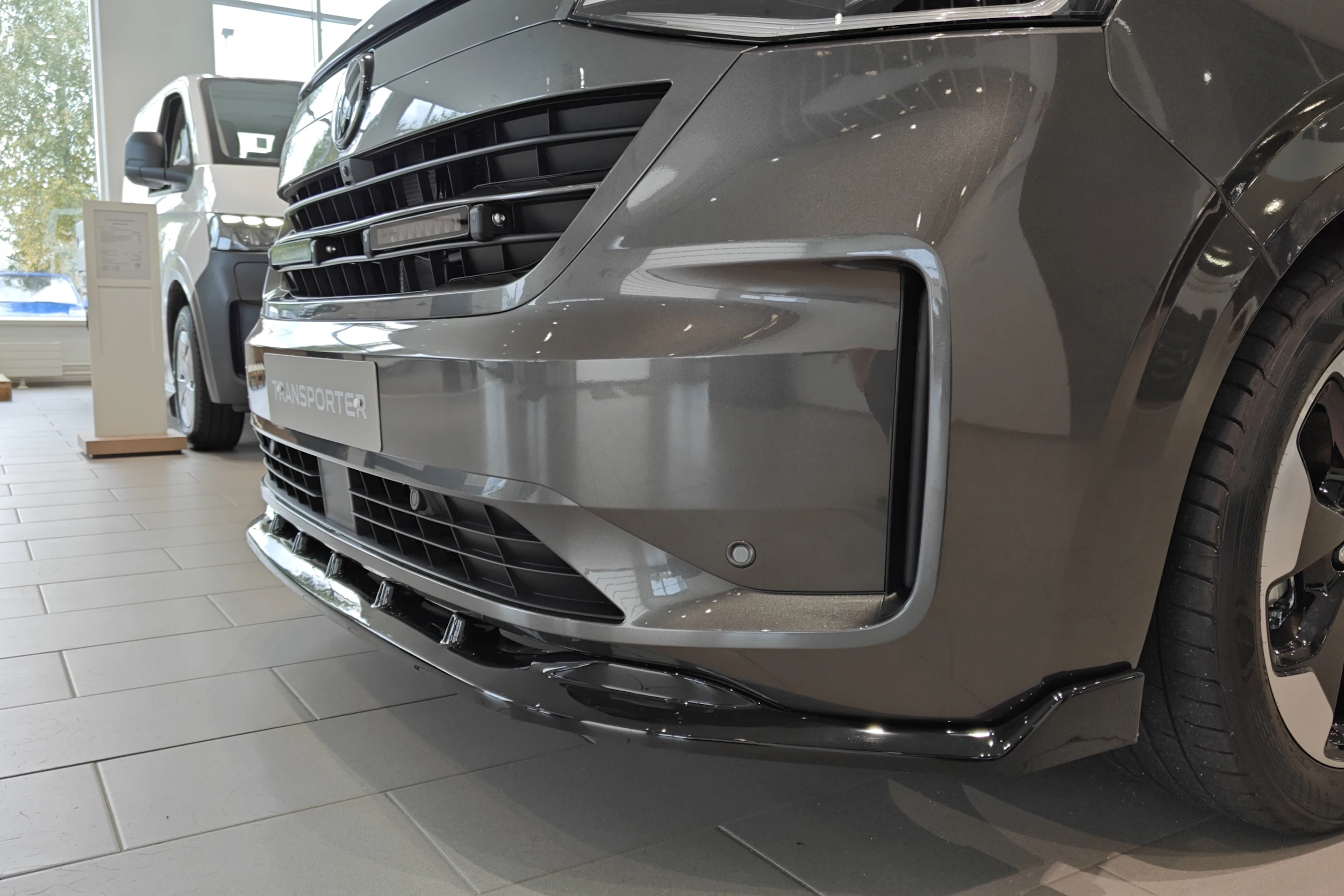 harmaa Volkswagen Transporter 2026 kuva 23.