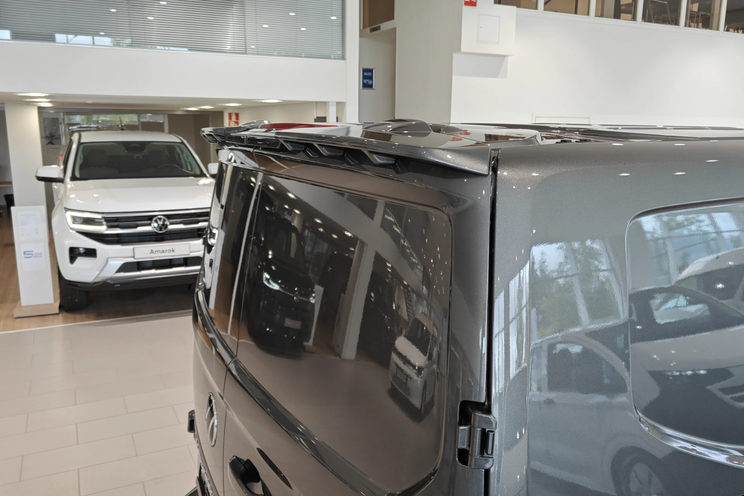 harmaa Volkswagen Transporter 2026 kuva 26.