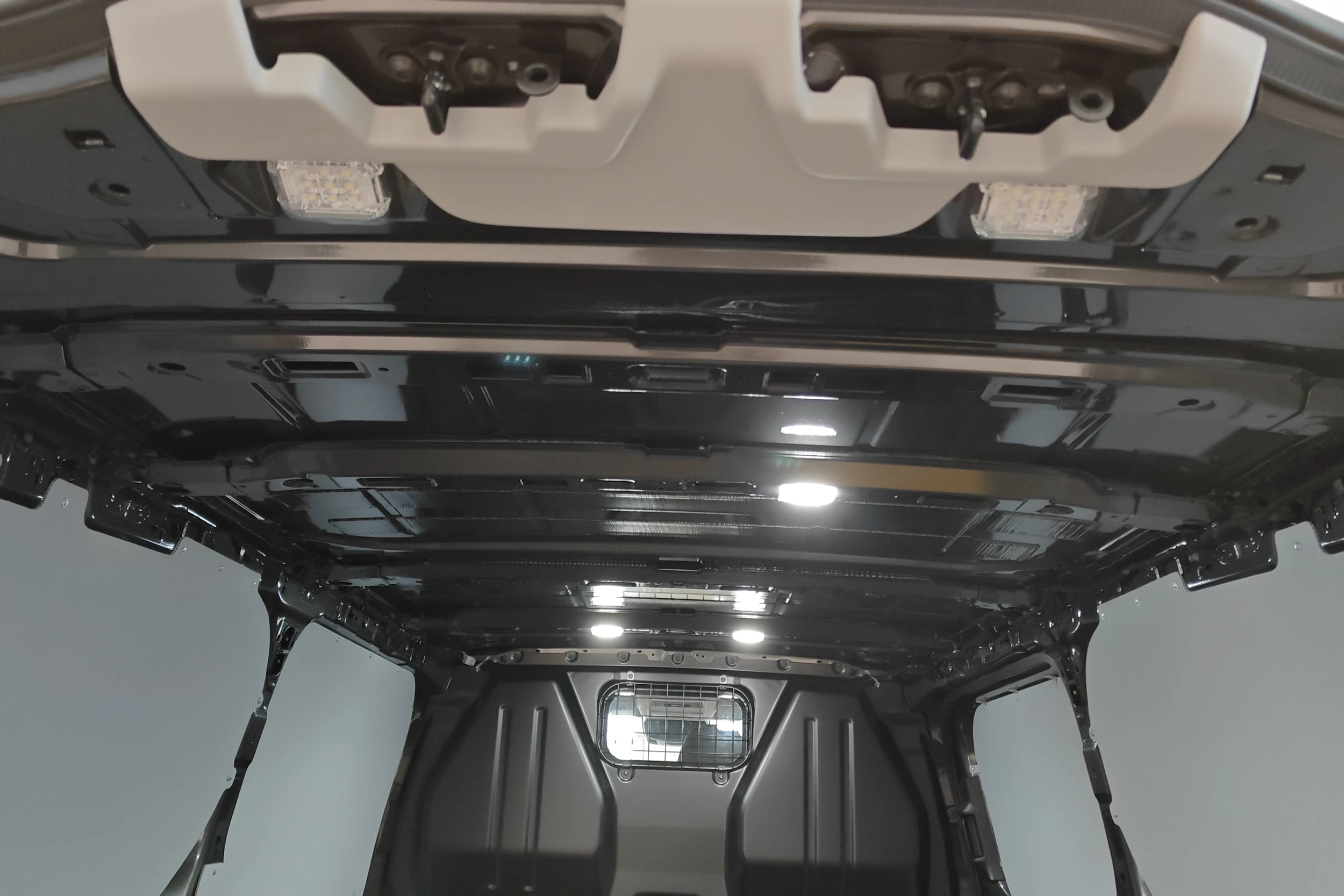 harmaa Volkswagen Transporter 2026 kuva 30.
