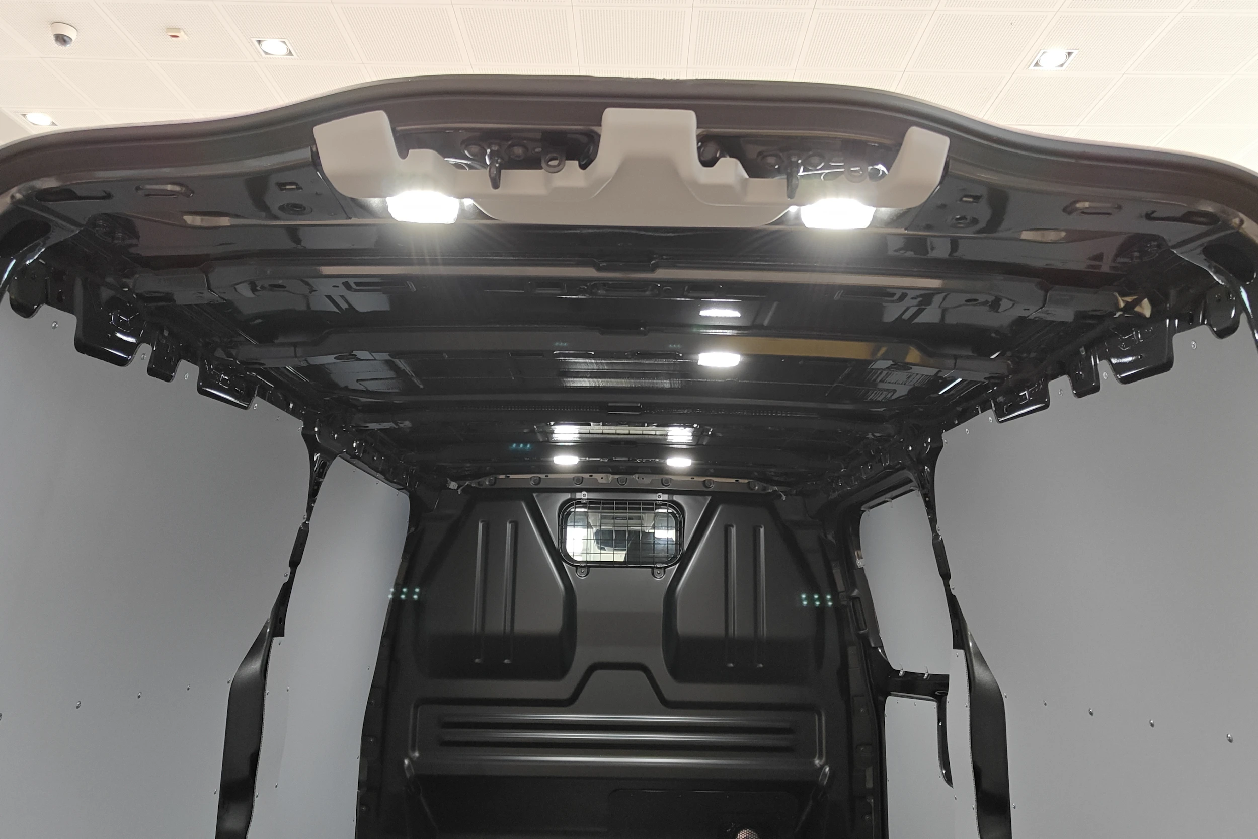 harmaa Volkswagen Transporter 2026 kuva 31.