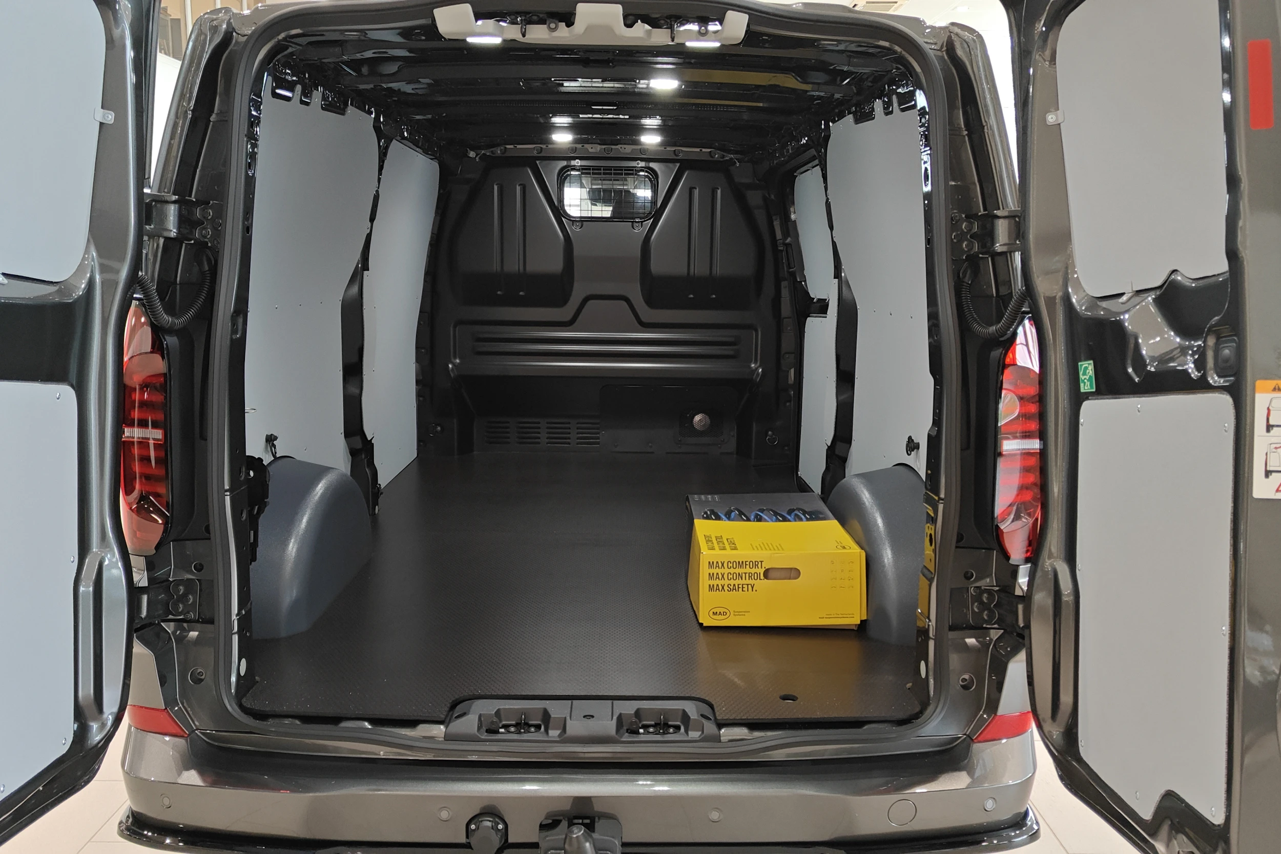 harmaa Volkswagen Transporter 2026 kuva 32.