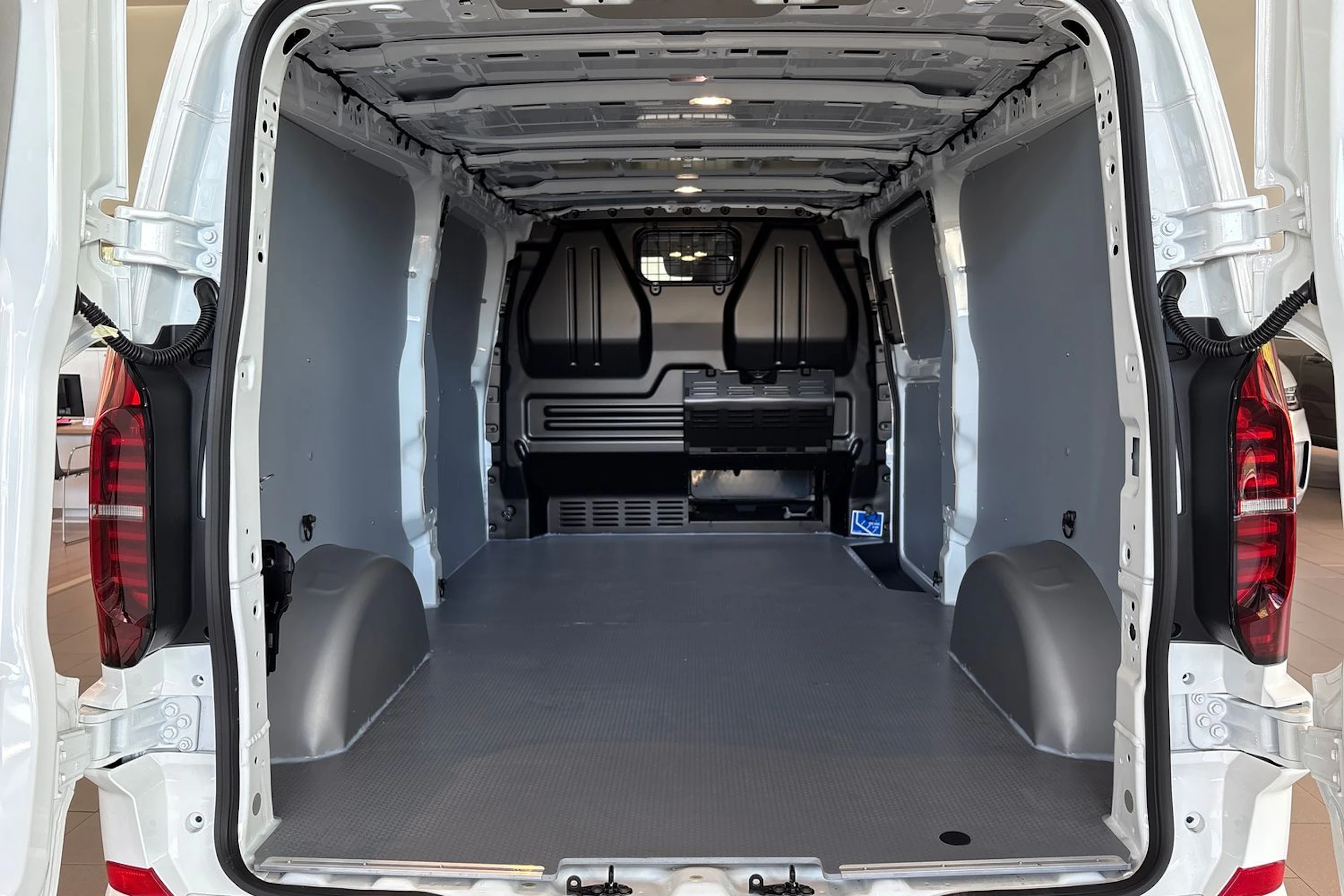 valkoinen Volkswagen Transporter 2026 kuva 13.