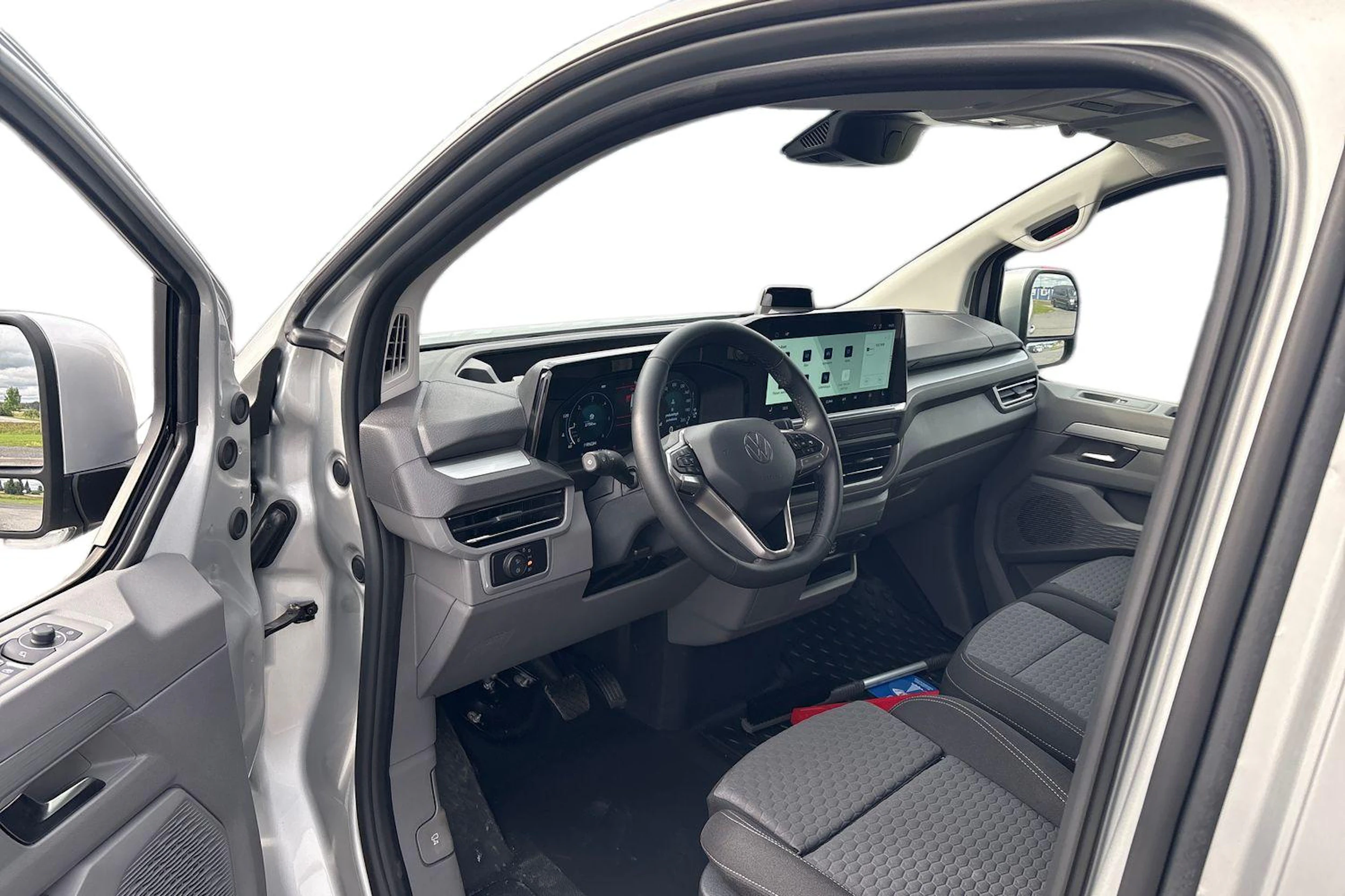 harmaa Volkswagen Transporter 2026 kuva 8.