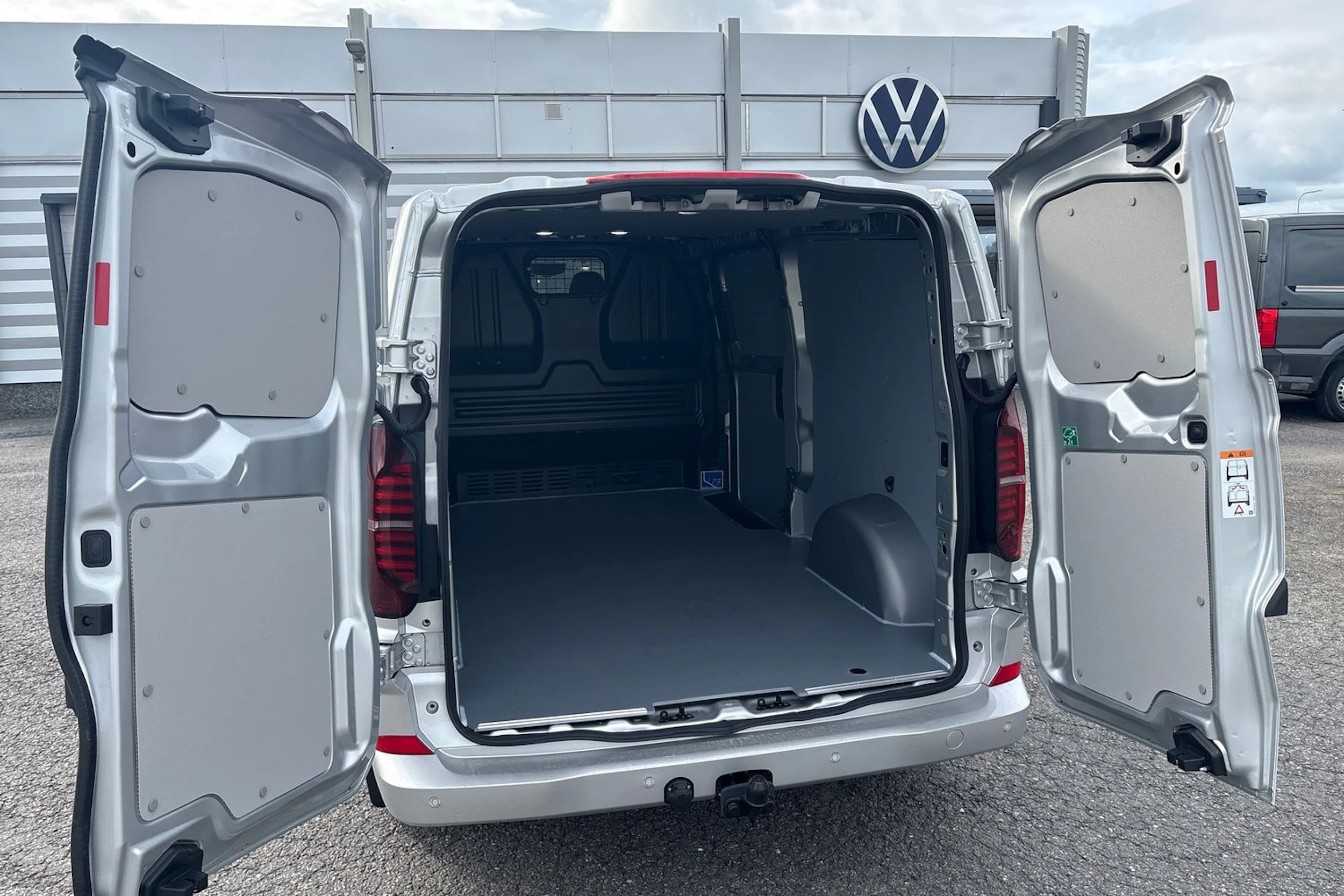 harmaa Volkswagen Transporter 2026 kuva 13.