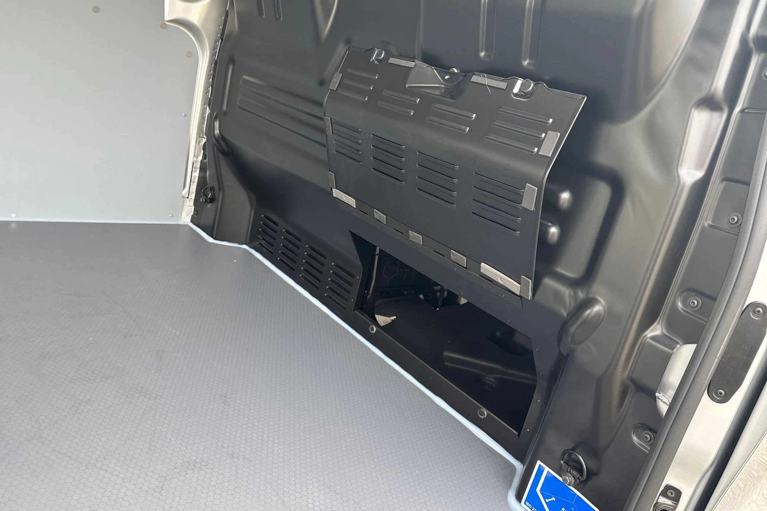 harmaa Volkswagen Transporter 2026 kuva 15.