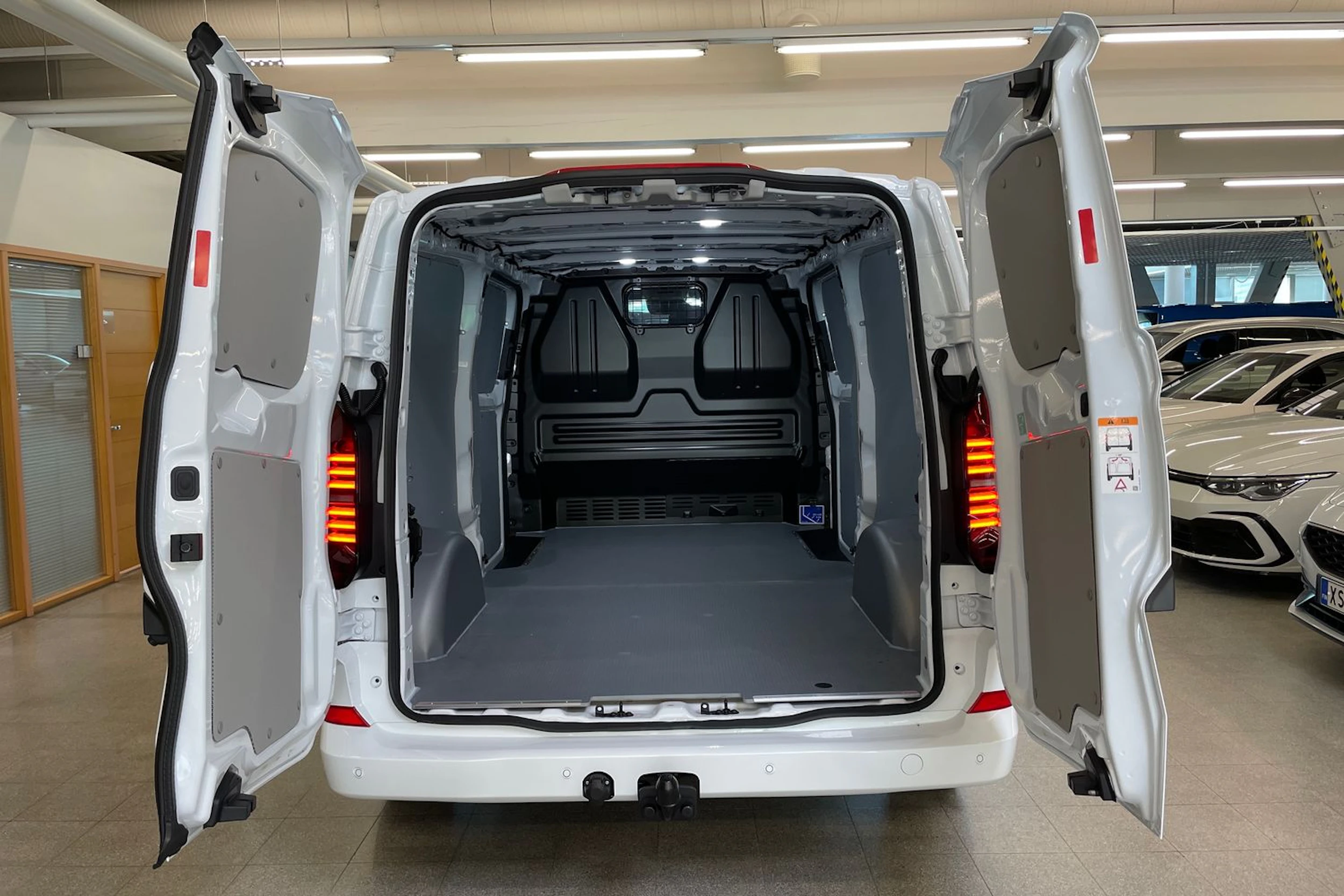 valkoinen Volkswagen Transporter 2026 kuva 15.