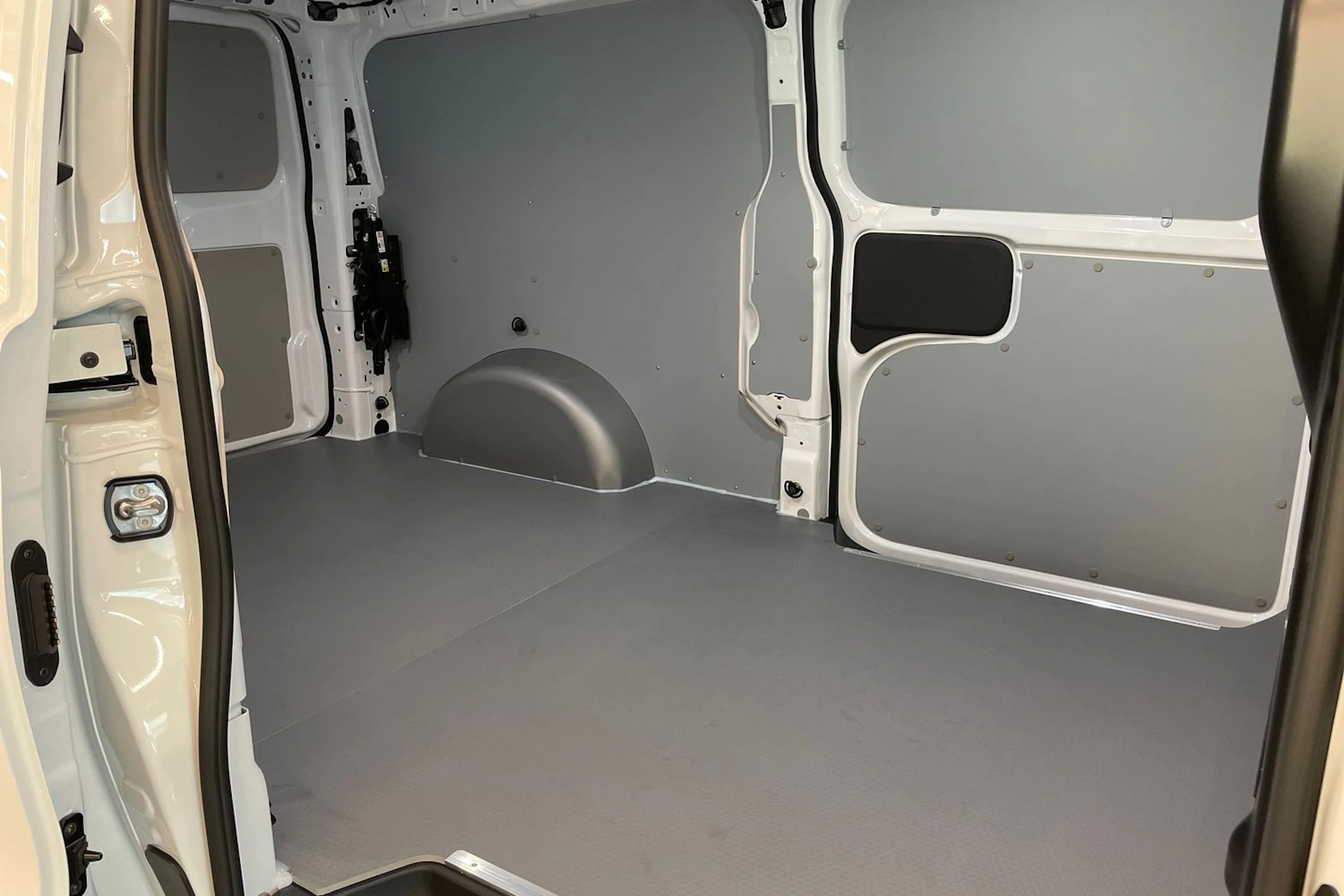 valkoinen Volkswagen Transporter 2026 kuva 13.