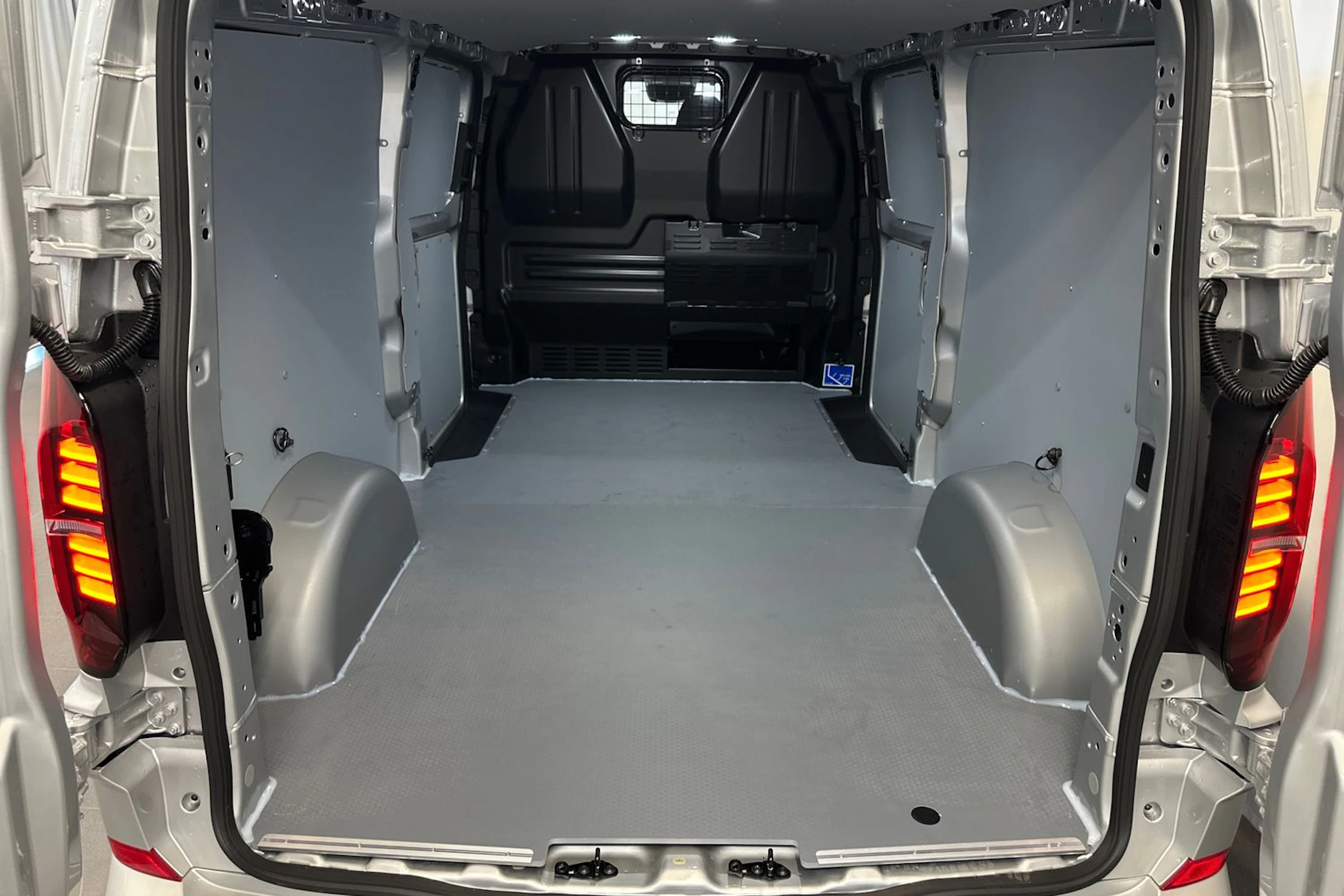 harmaa Volkswagen Transporter 2026 kuva 17.