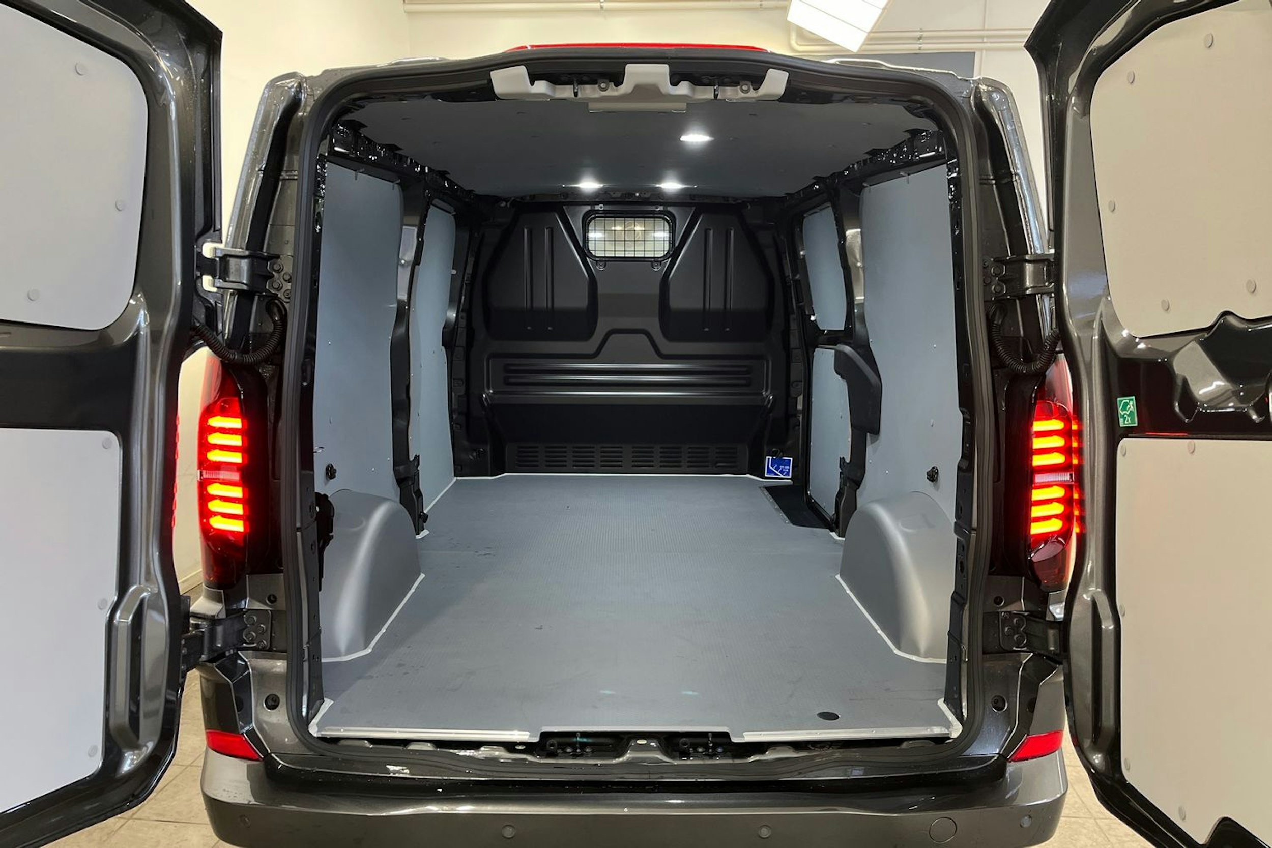 harmaa Volkswagen Transporter 2026 kuva 13.