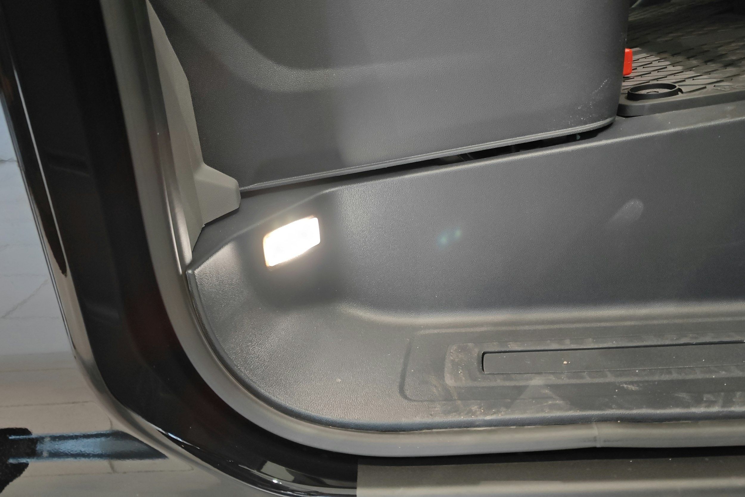 musta Volkswagen Transporter 2026 kuva 19.