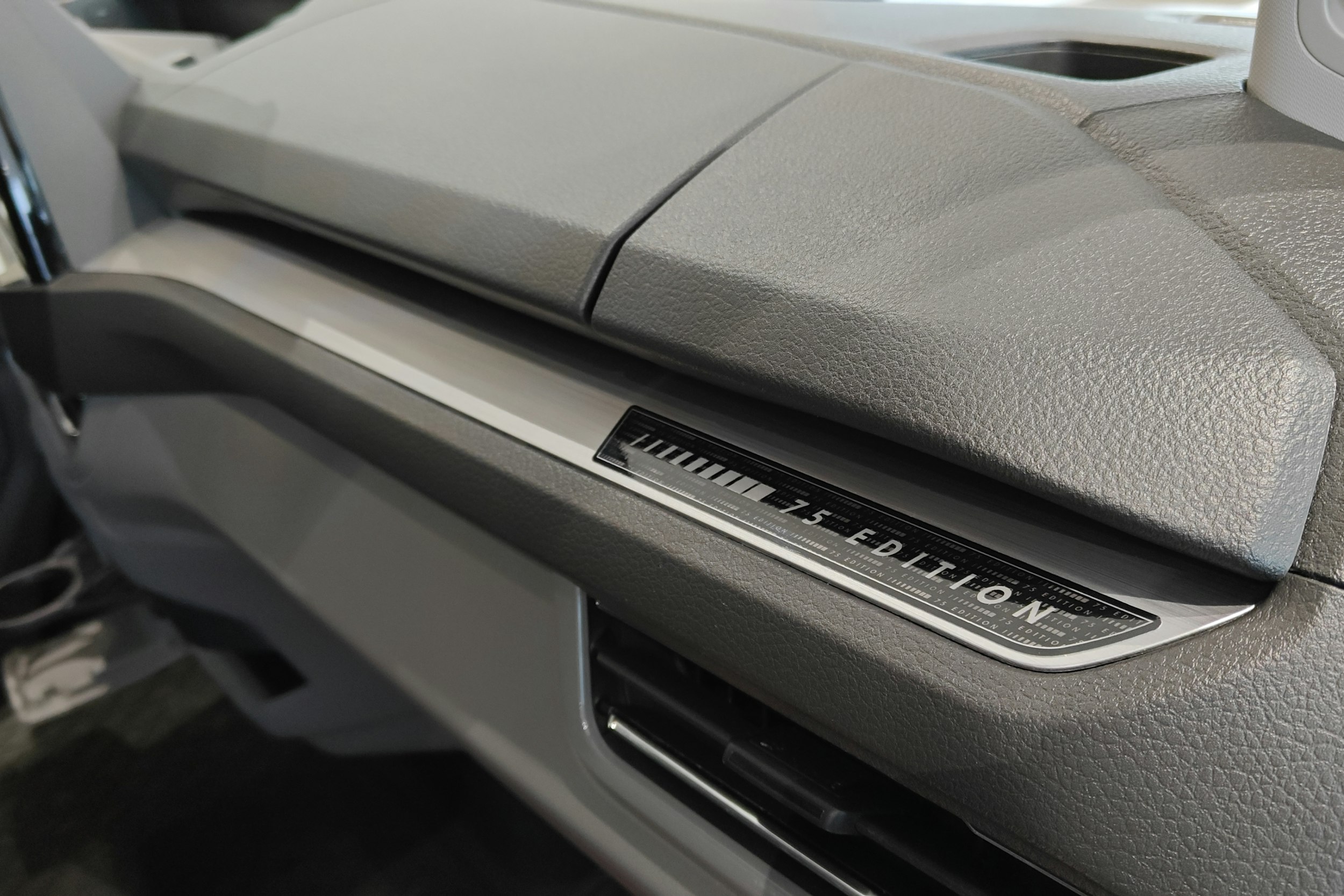 musta Volkswagen Transporter 2026 kuva 21.