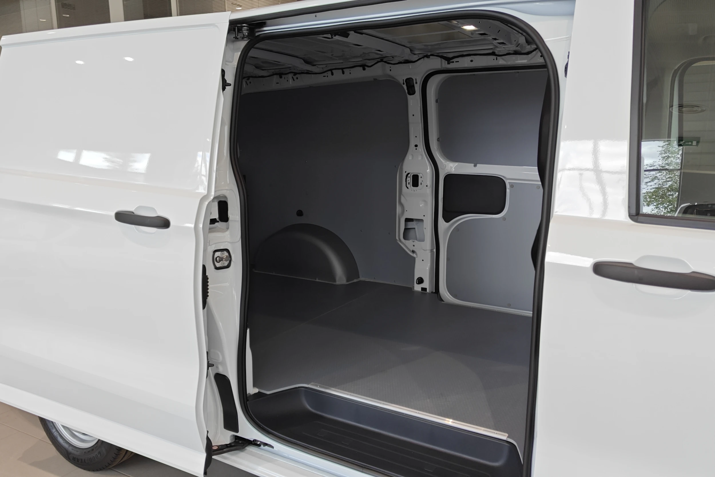 valkoinen Volkswagen Transporter 2026 kuva 14.
