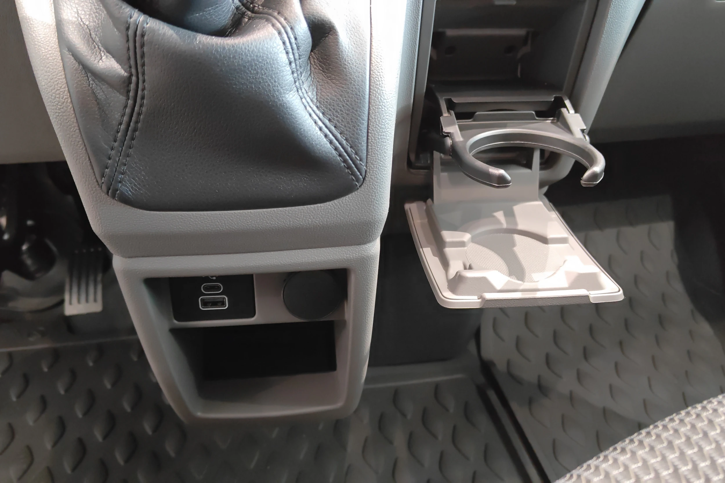 valkoinen Volkswagen Transporter 2026 kuva 22.