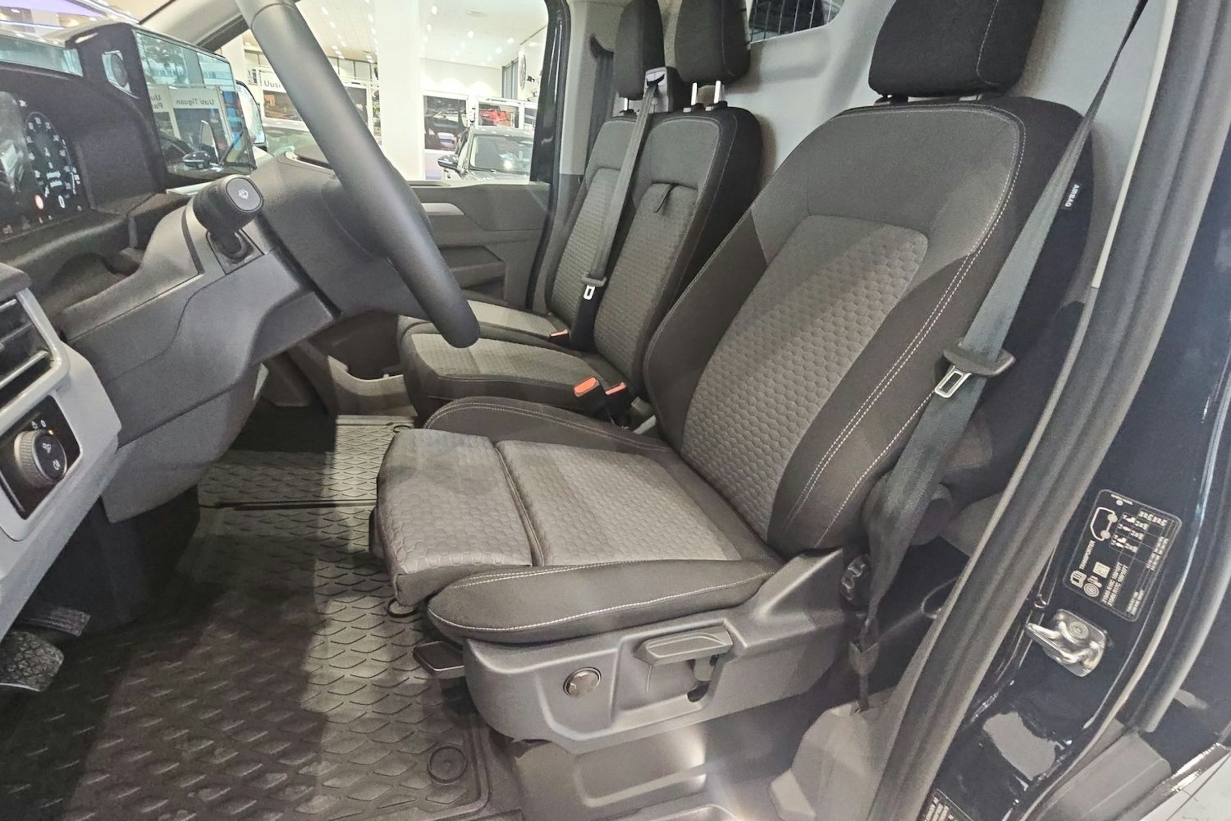 musta Volkswagen Transporter 2026 kuva 12.