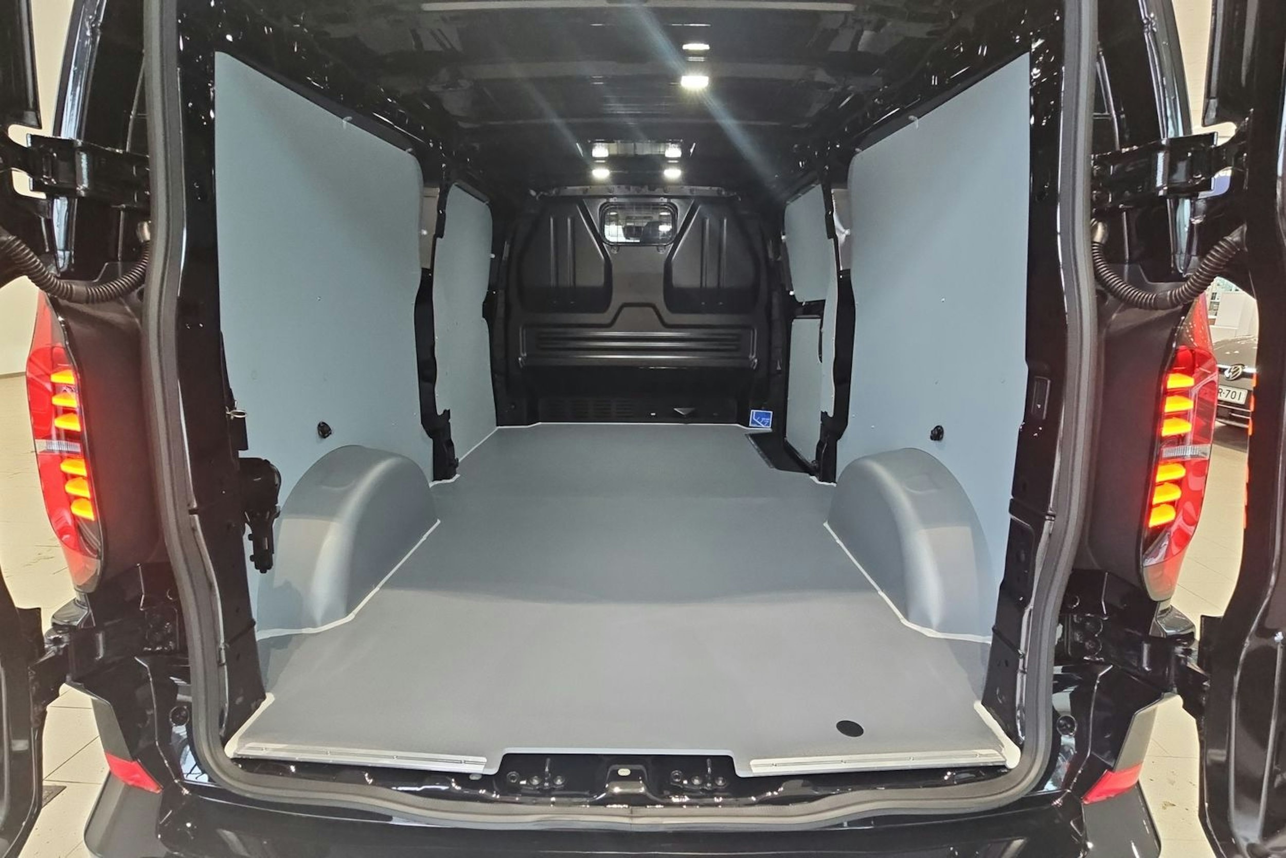 musta Volkswagen Transporter 2026 kuva 21.