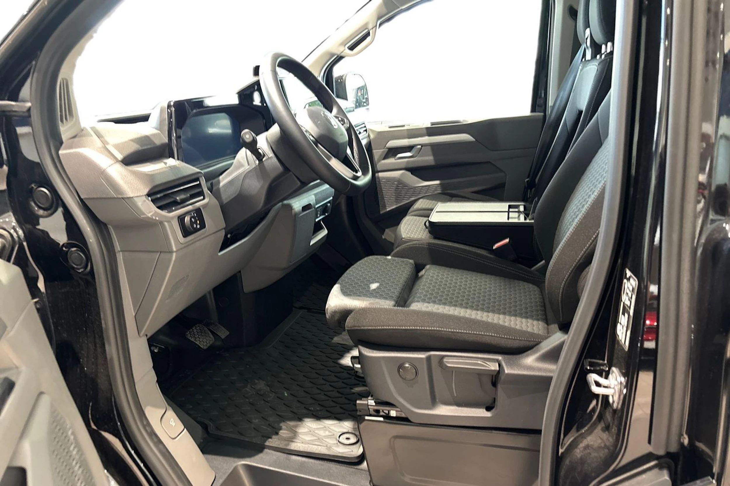musta Volkswagen Transporter 2026 kuva 8.
