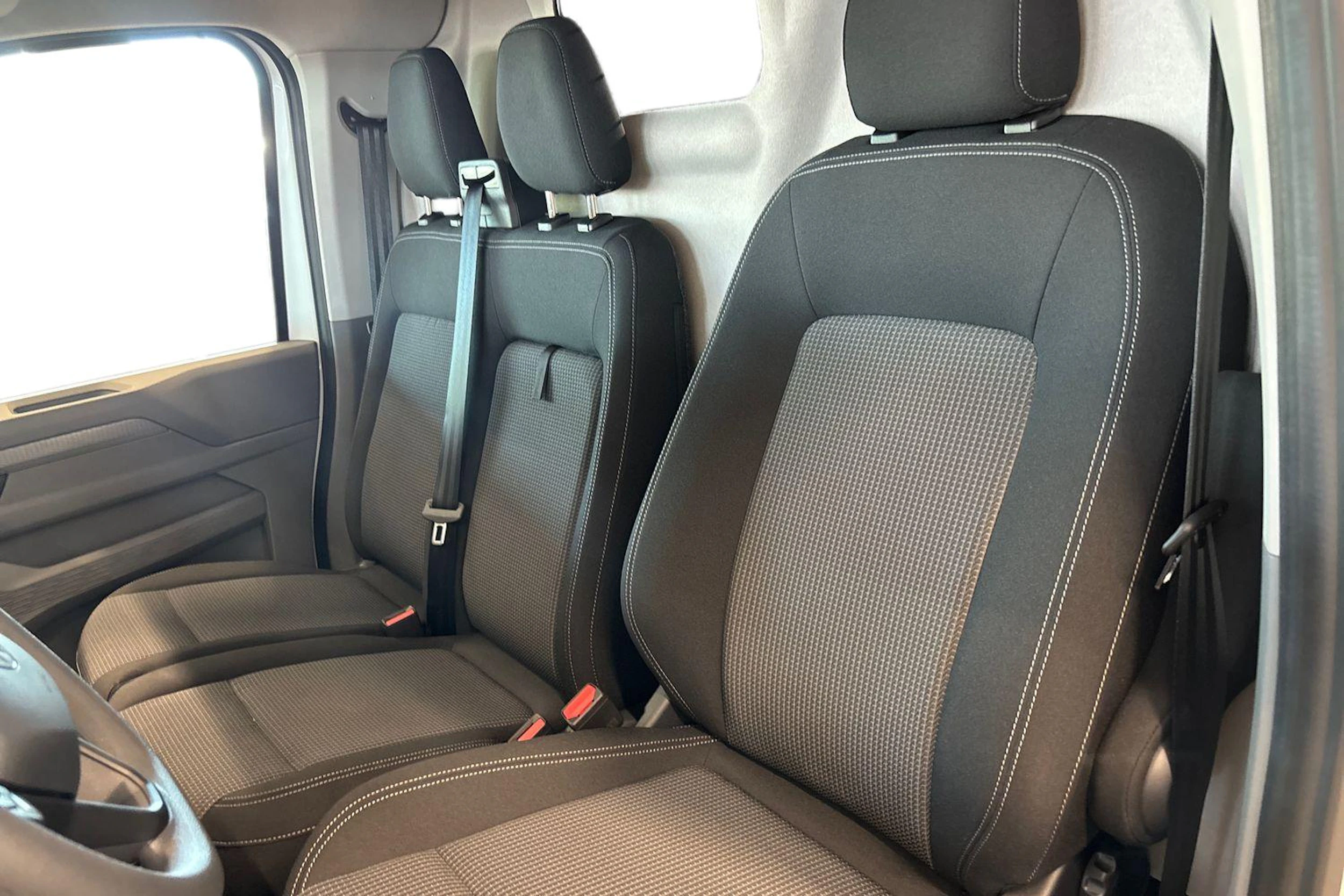 valkoinen Volkswagen Transporter 2026 kuva 8.