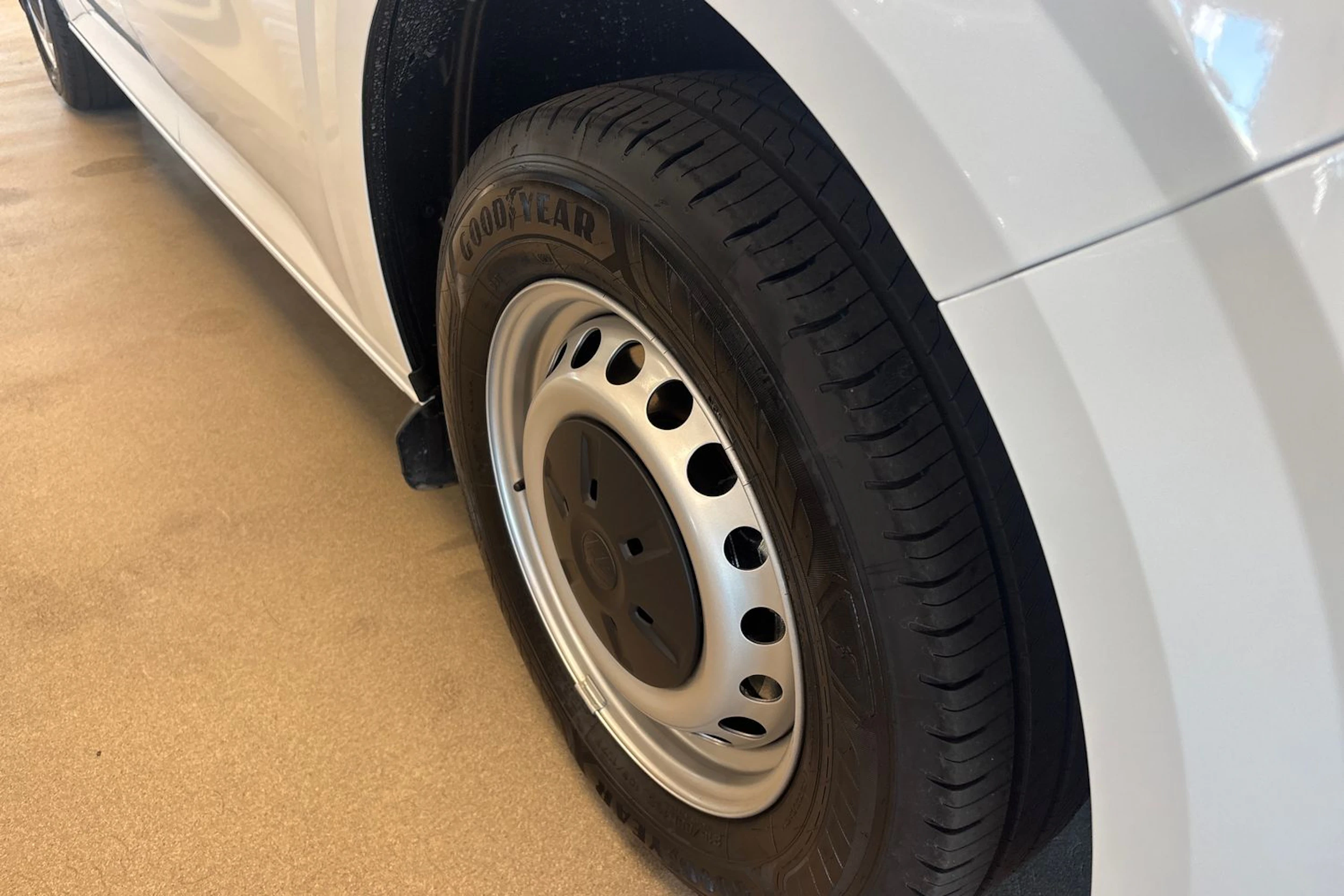 valkoinen Volkswagen Transporter 2026 kuva 10.