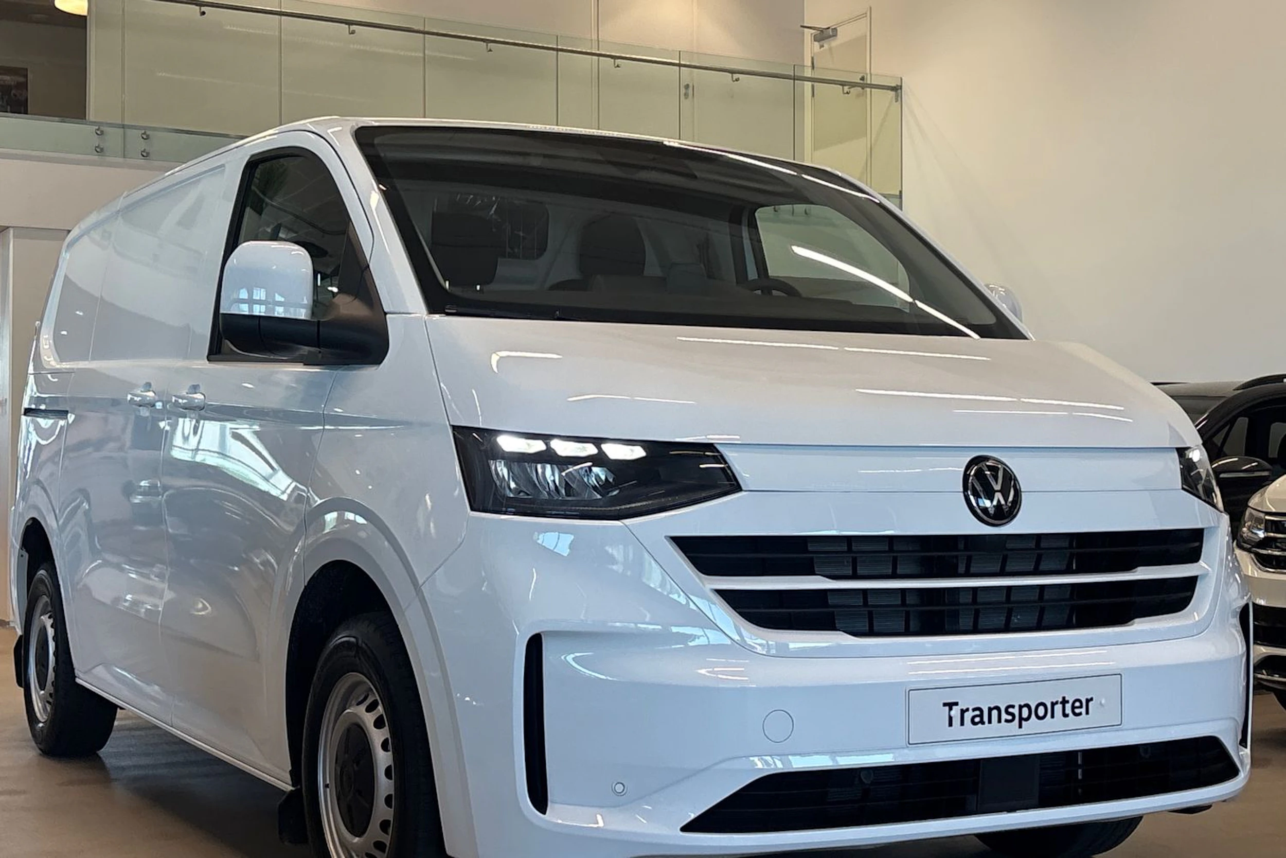 valkoinen Volkswagen Transporter 2026 kuva 11.