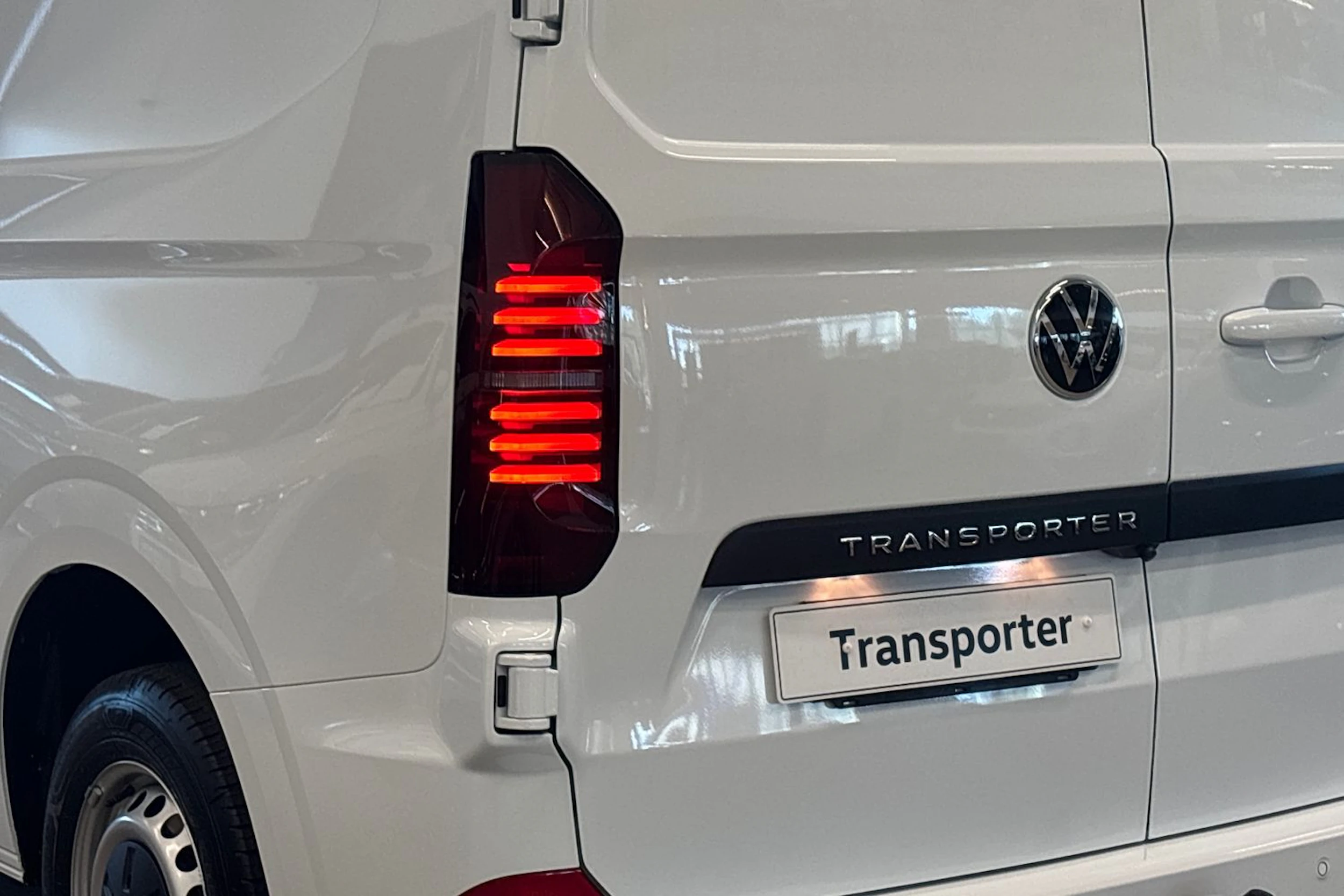valkoinen Volkswagen Transporter 2026 kuva 14.