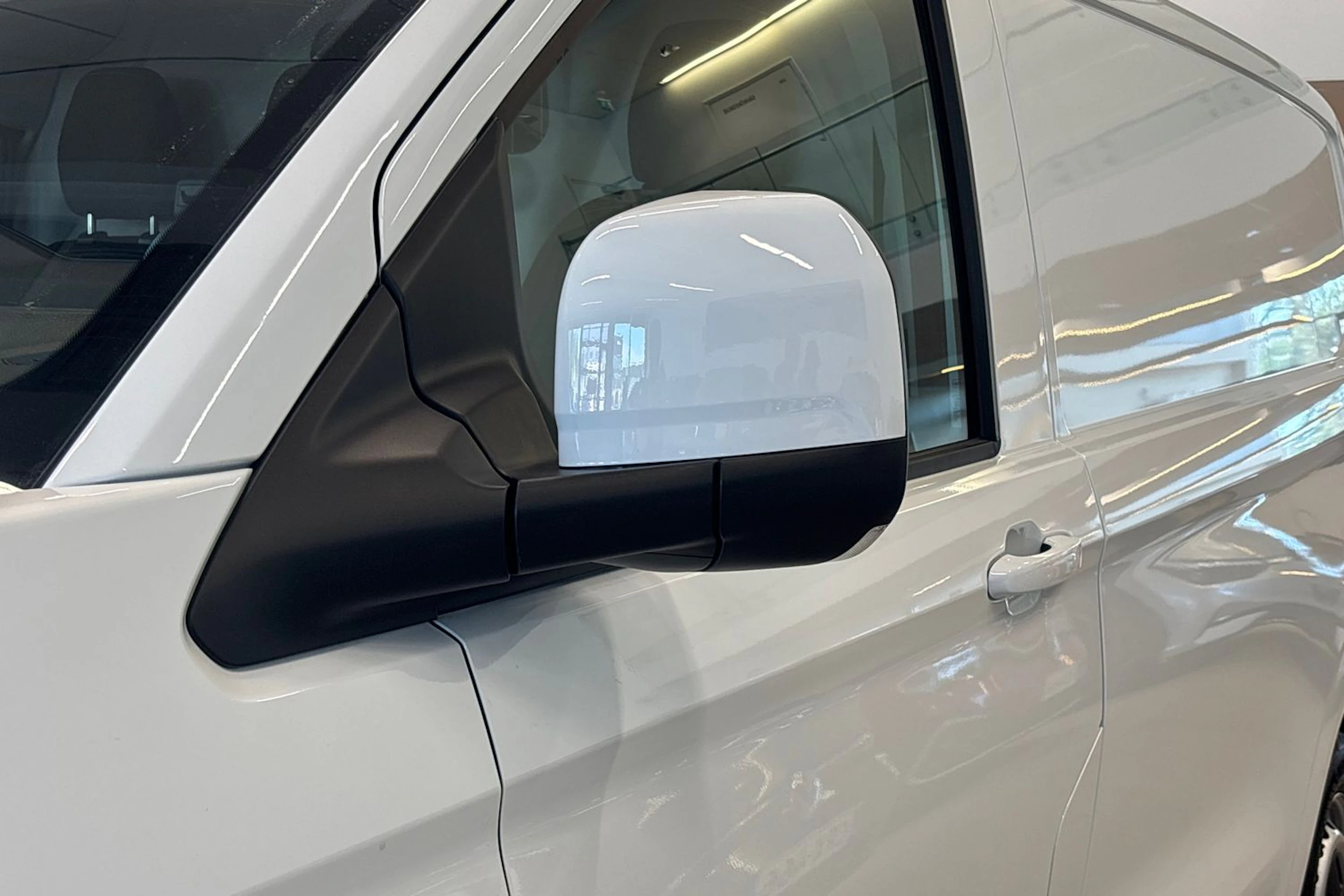 valkoinen Volkswagen Transporter 2026 kuva 15.