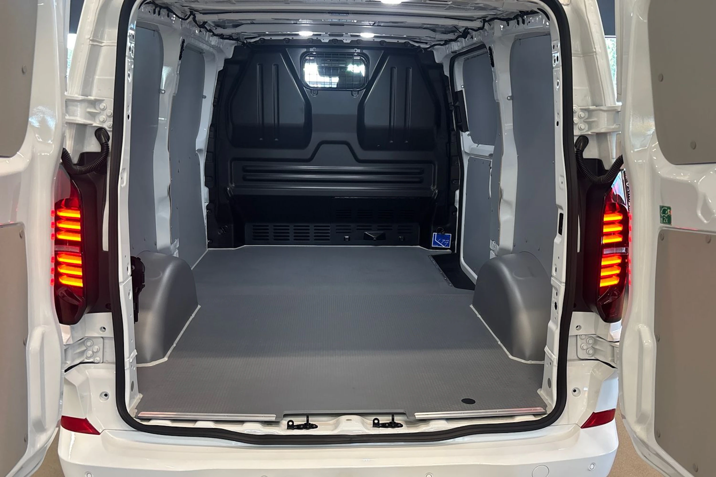 valkoinen Volkswagen Transporter 2026 kuva 17.