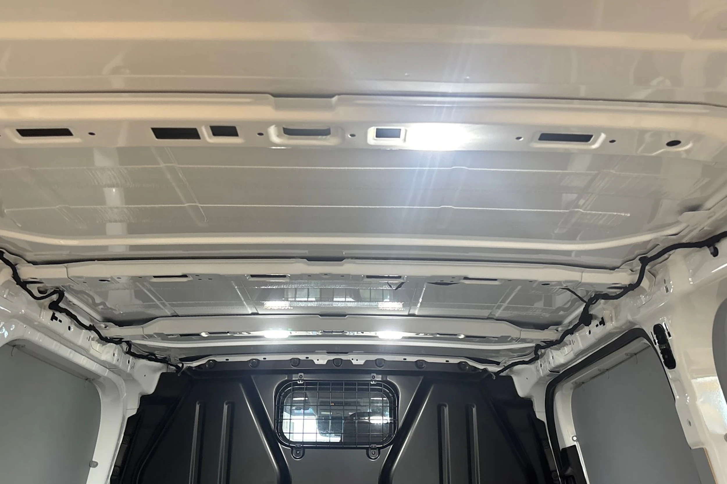 valkoinen Volkswagen Transporter 2026 kuva 18.