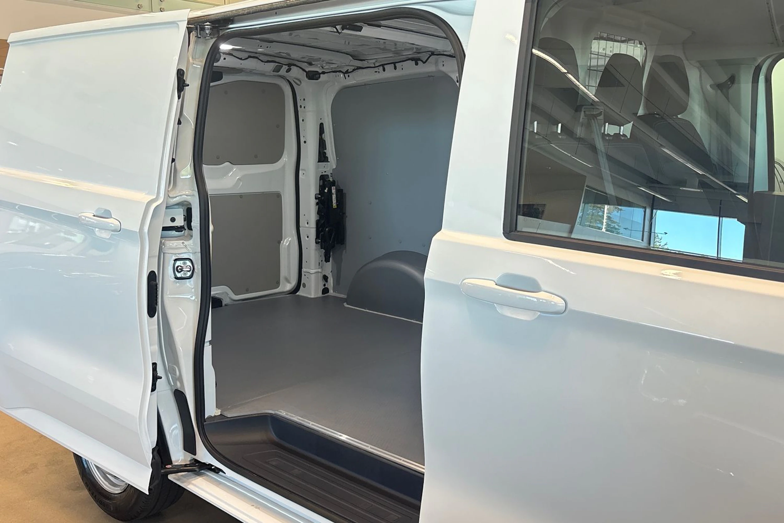 valkoinen Volkswagen Transporter 2026 kuva 19.