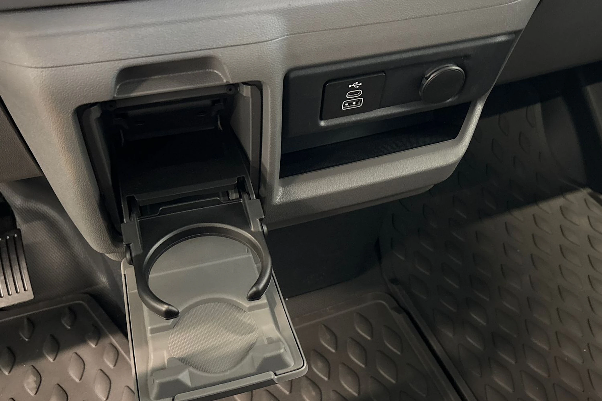 valkoinen Volkswagen Transporter 2026 kuva 27.