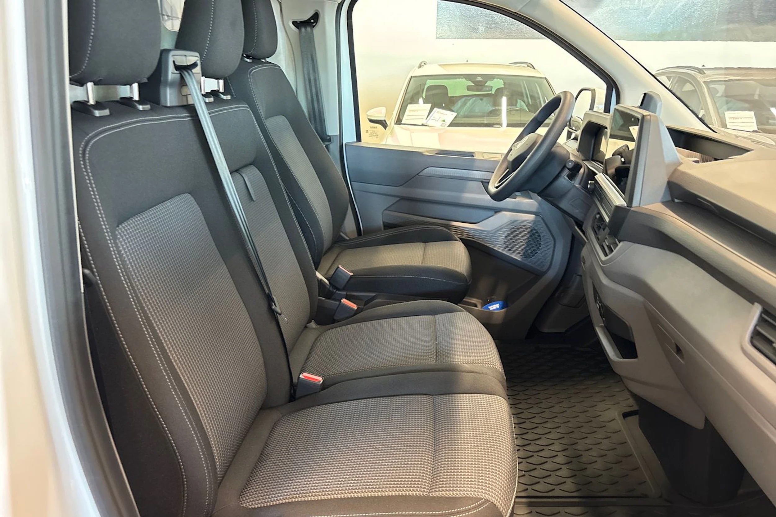 valkoinen Volkswagen Transporter 2026 kuva 43.