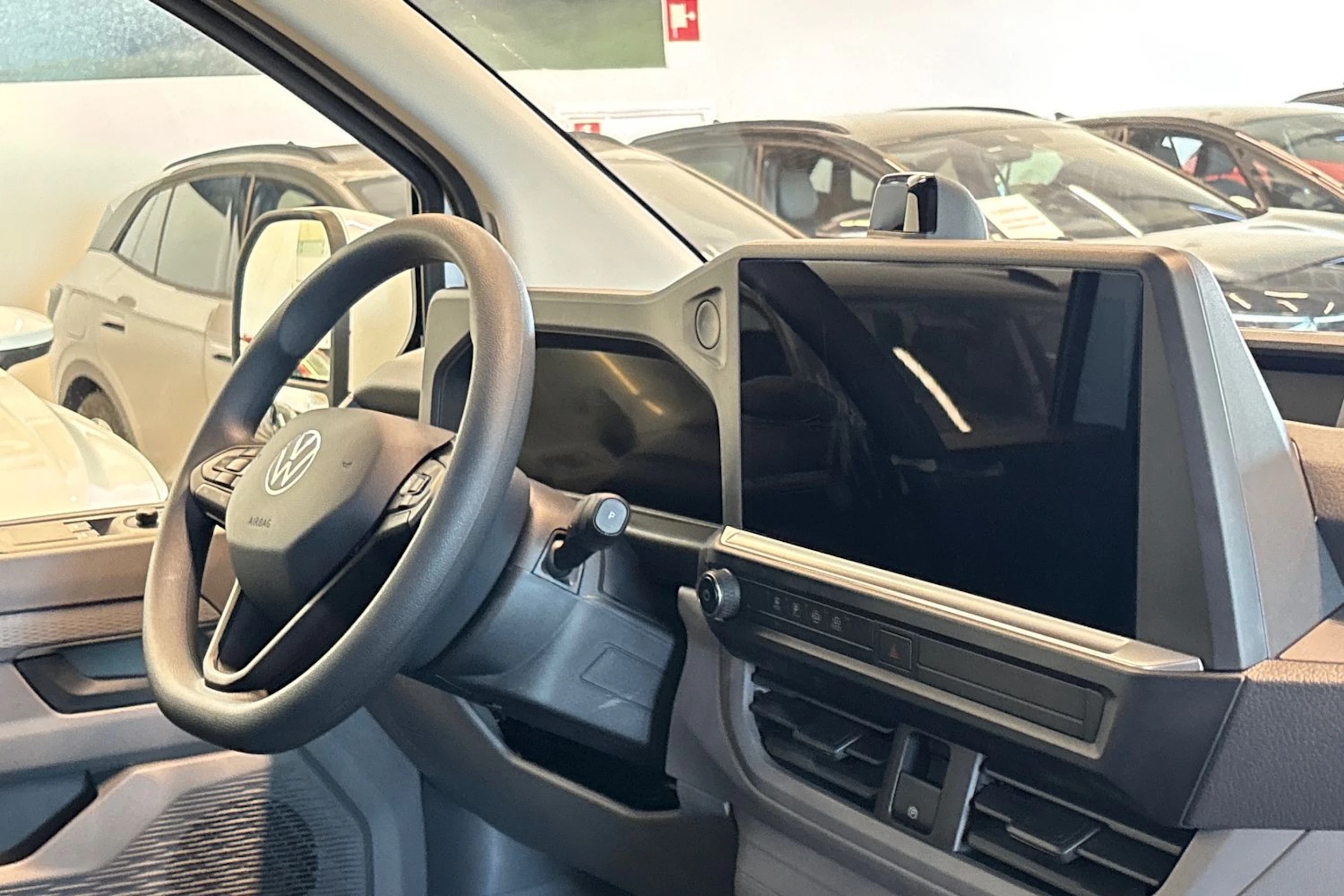valkoinen Volkswagen Transporter 2026 kuva 44.