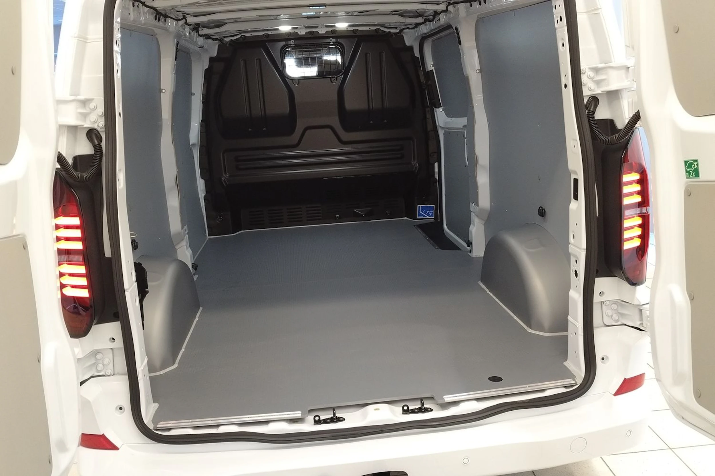 valkoinen Volkswagen Transporter 2026 kuva 12.