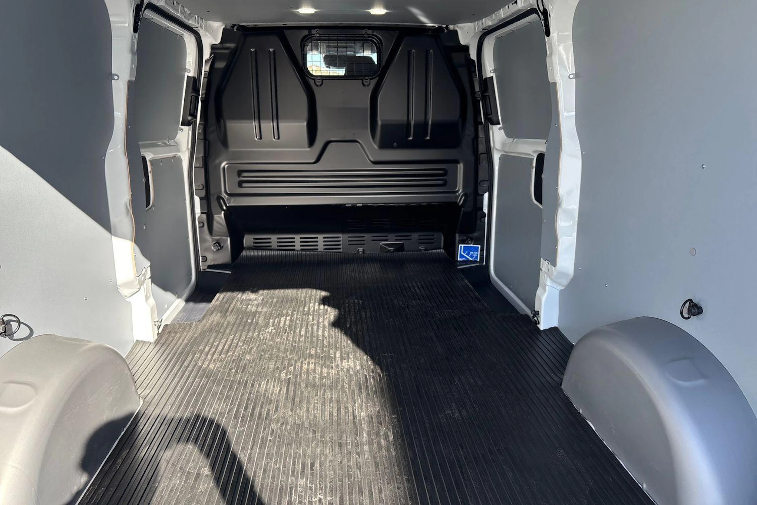 valkoinen Volkswagen Transporter 2026 kuva 11.