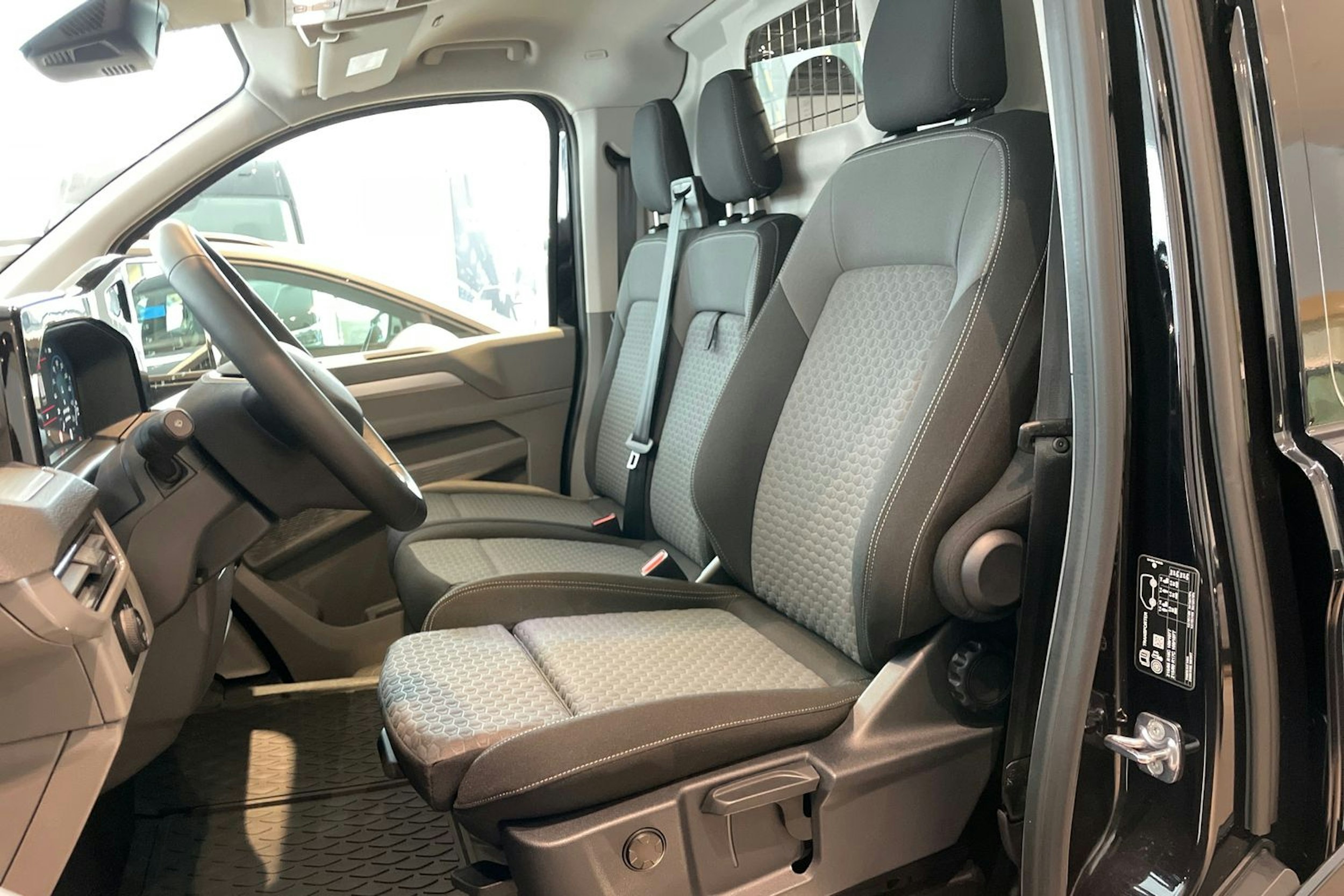 musta Volkswagen Transporter 2026 kuva 13.