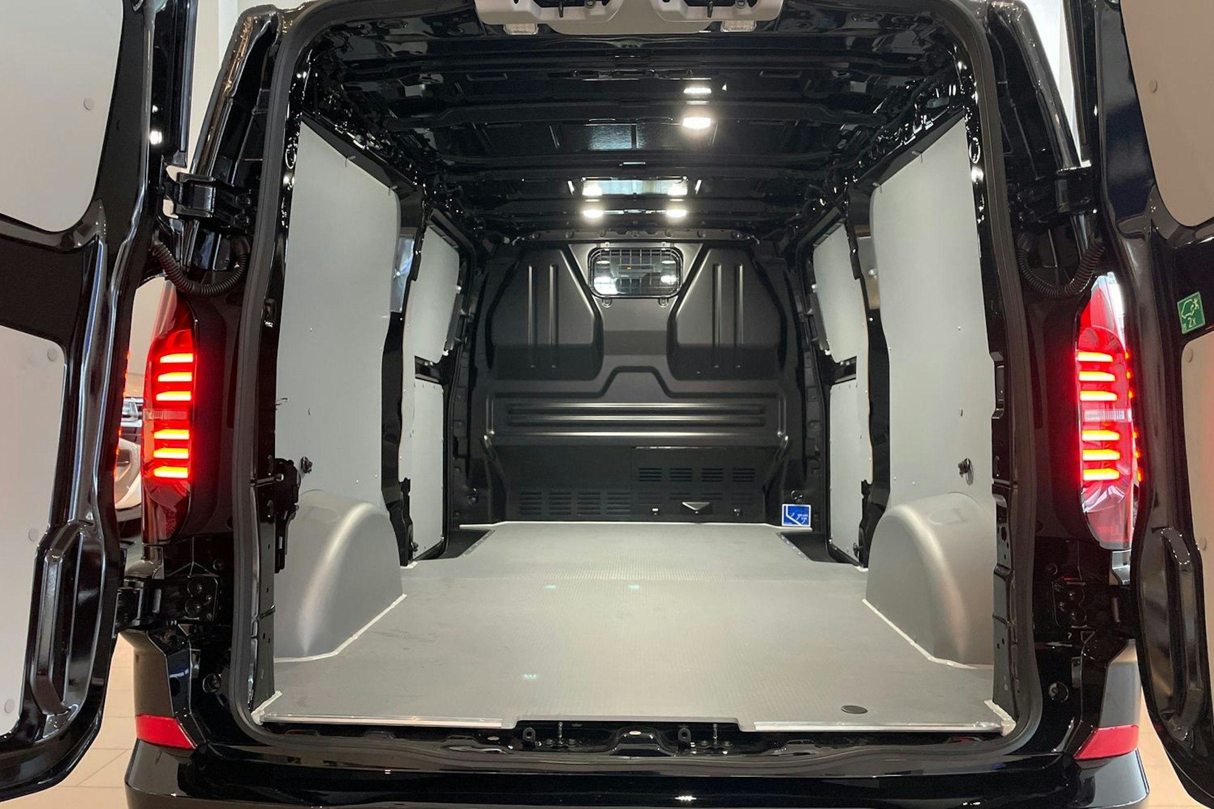 musta Volkswagen Transporter 2026 kuva 14.