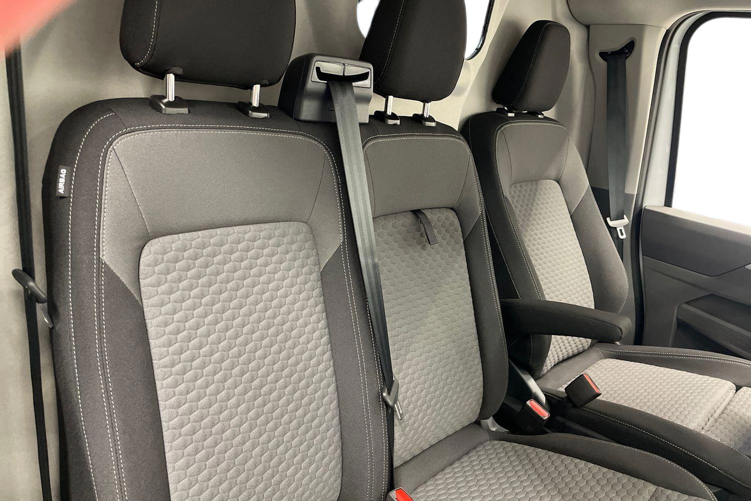 valkoinen Volkswagen Transporter 2026 kuva 8.