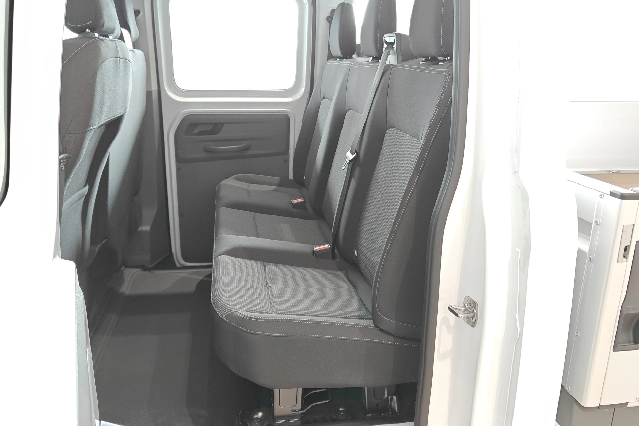 valkoinen Volkswagen Transporter 2026 kuva 11.
