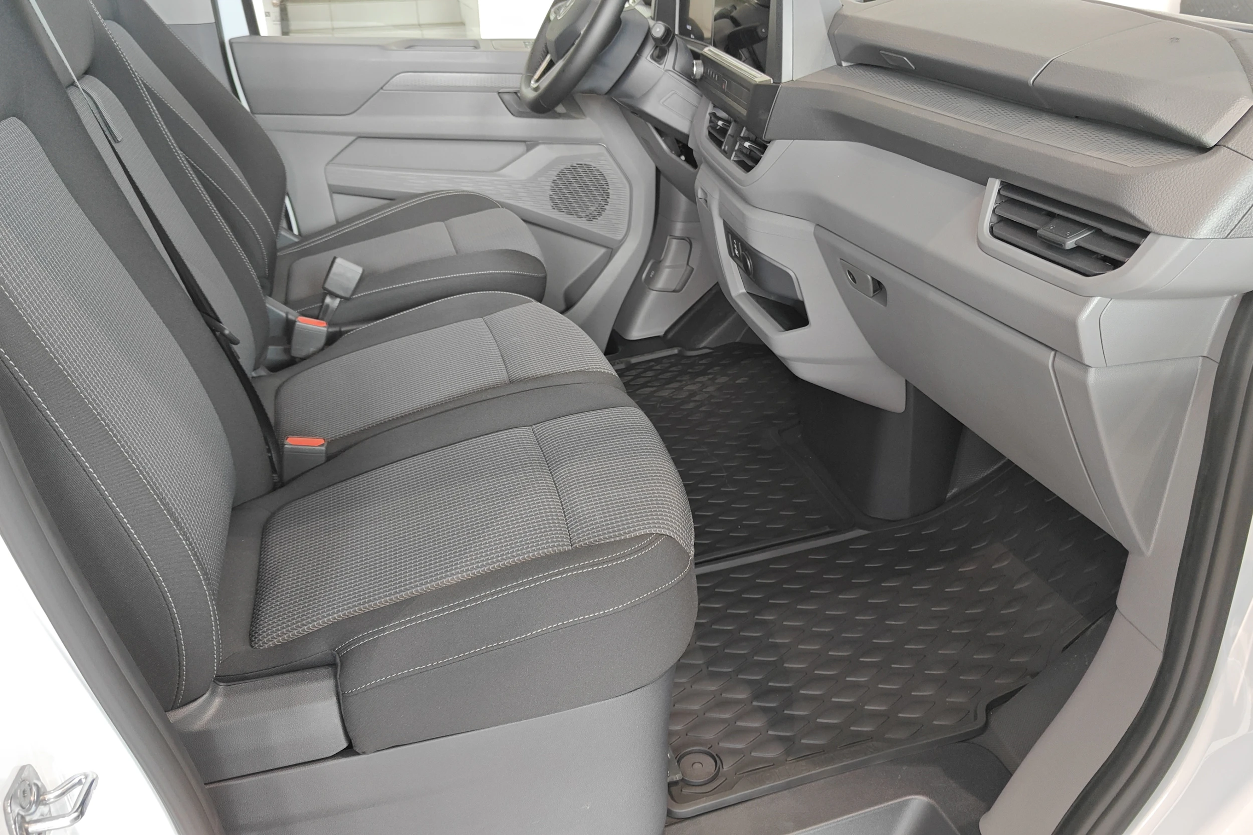 valkoinen Volkswagen Transporter 2026 kuva 17.