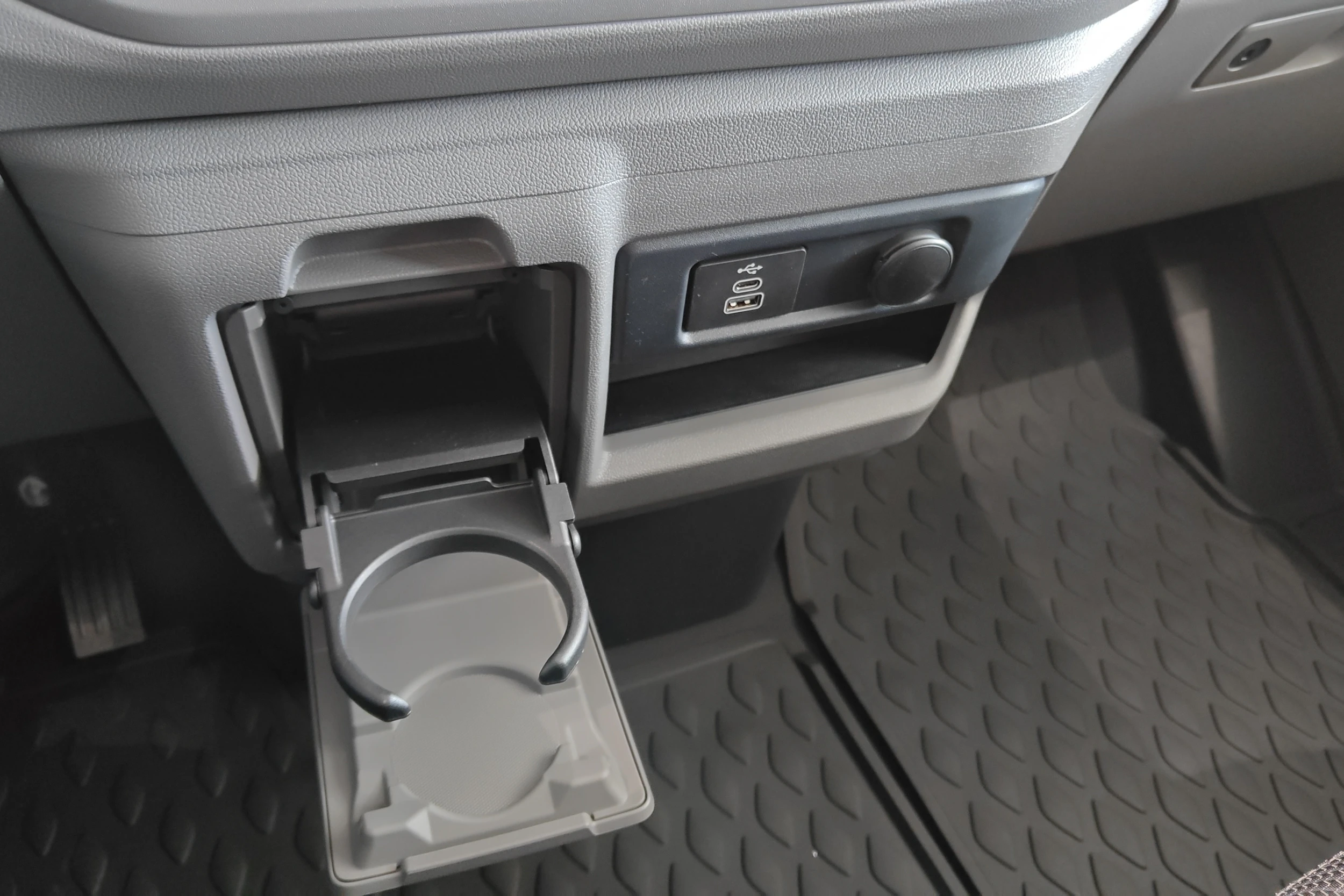 valkoinen Volkswagen Transporter 2026 kuva 20.