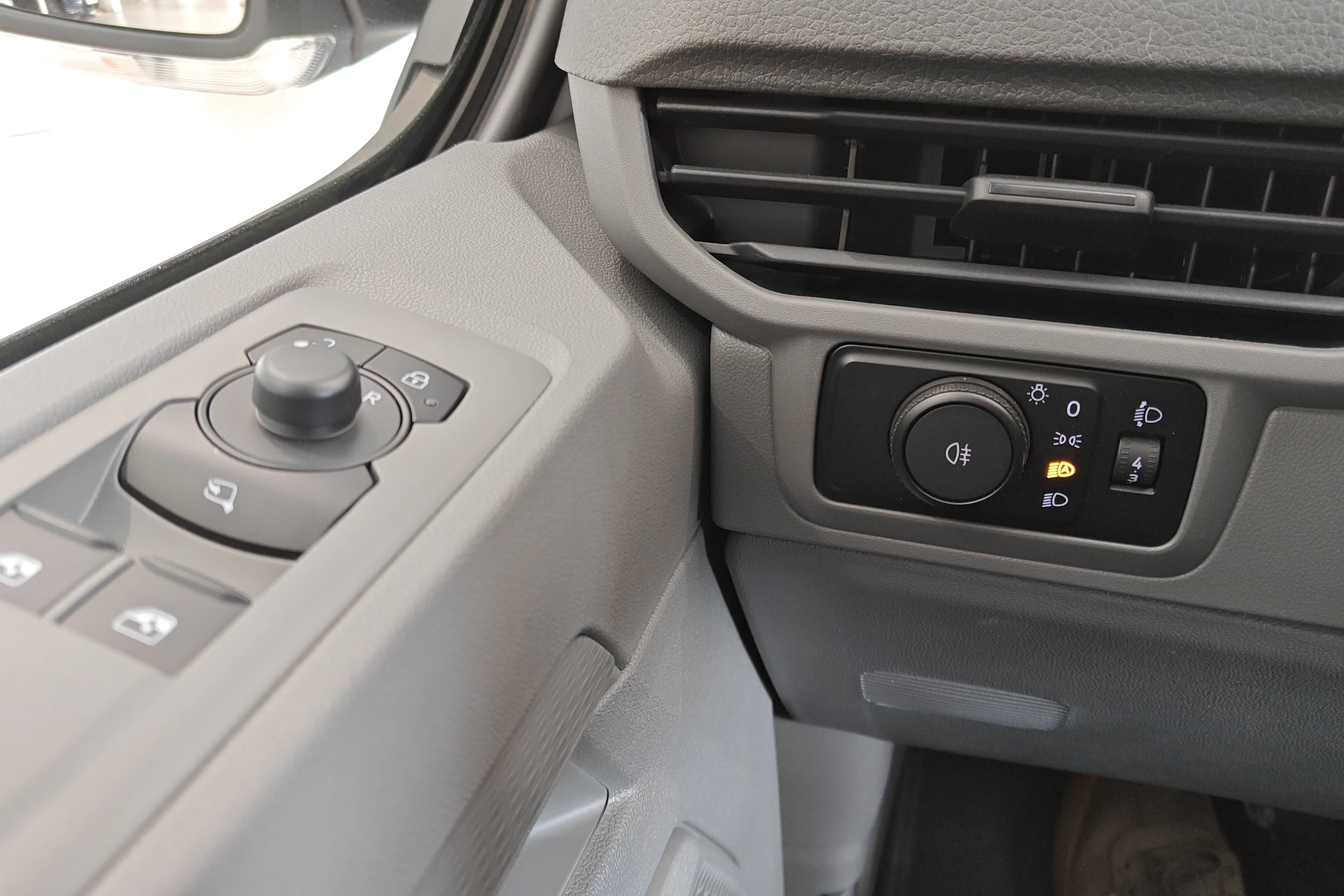 valkoinen Volkswagen Transporter 2026 kuva 23.
