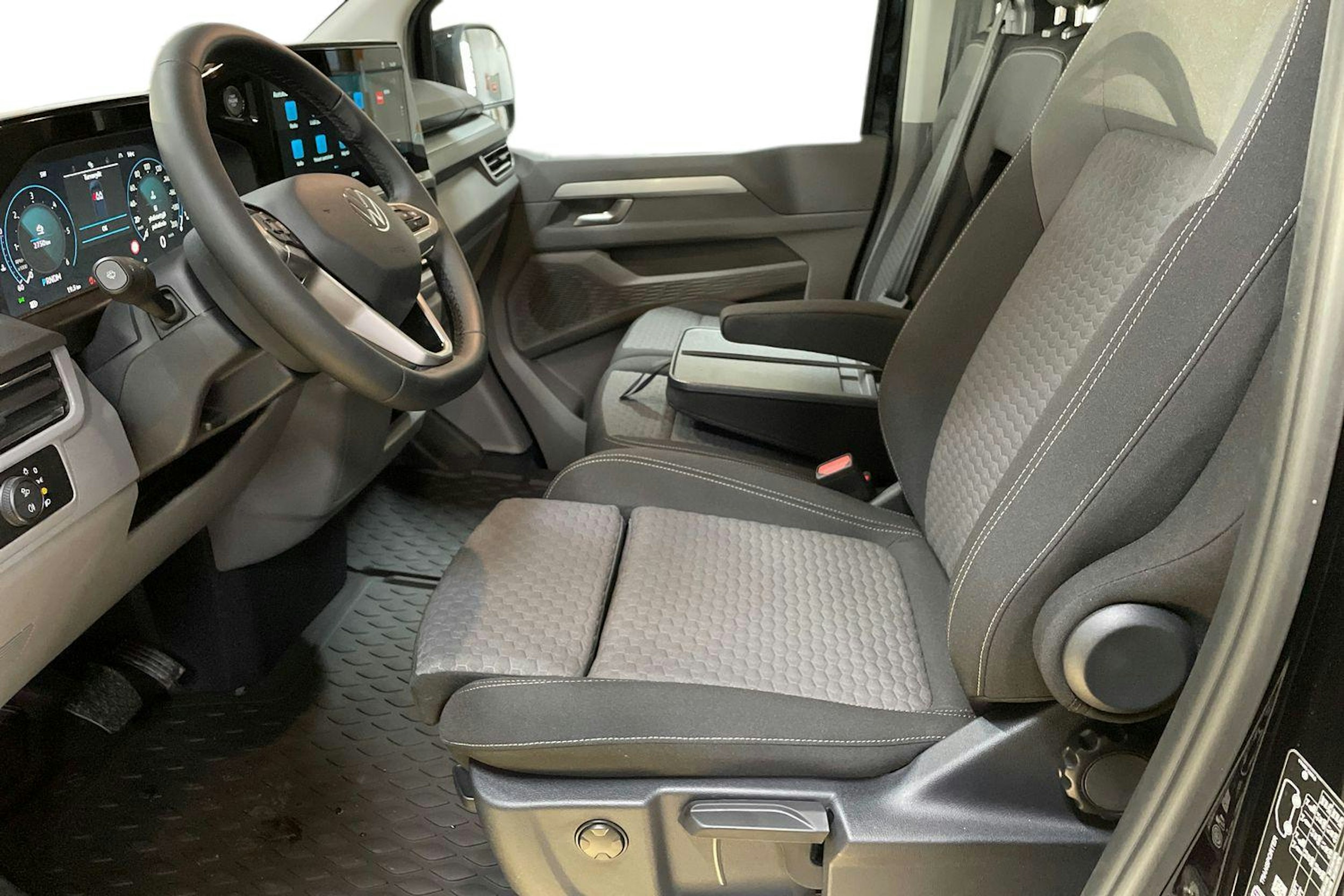 musta Volkswagen Transporter 2026 kuva 11.