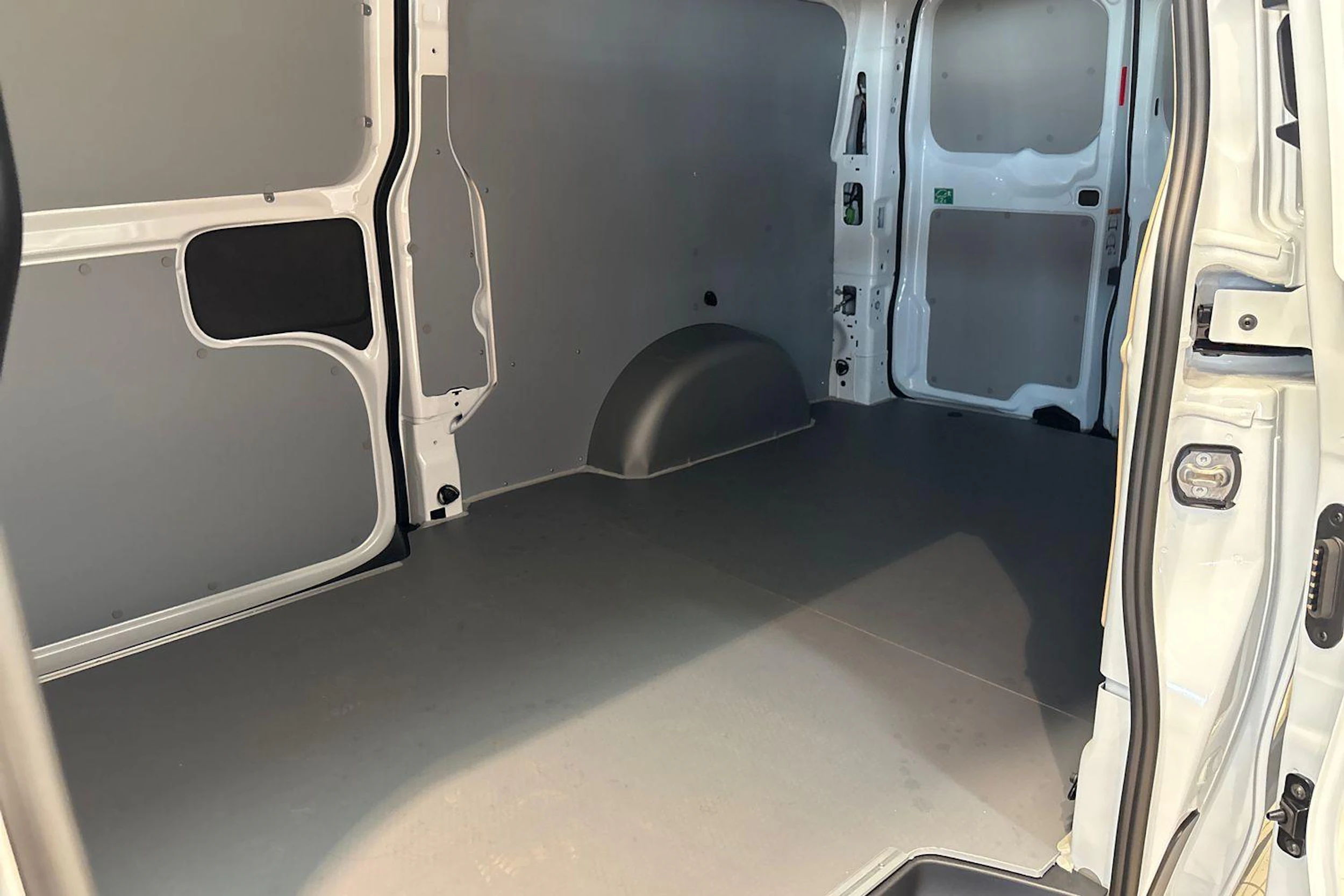 valkoinen Volkswagen Transporter 2026 kuva 11.