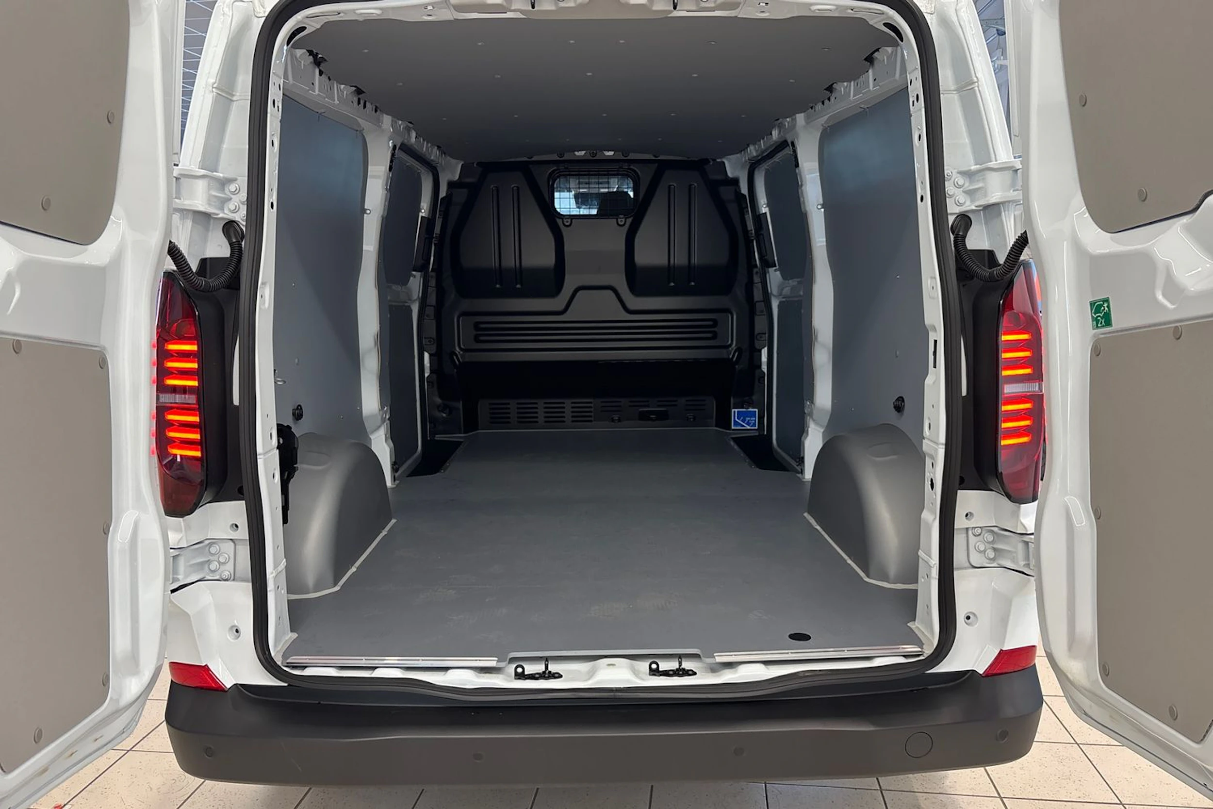 valkoinen Volkswagen Transporter 2026 kuva 13.