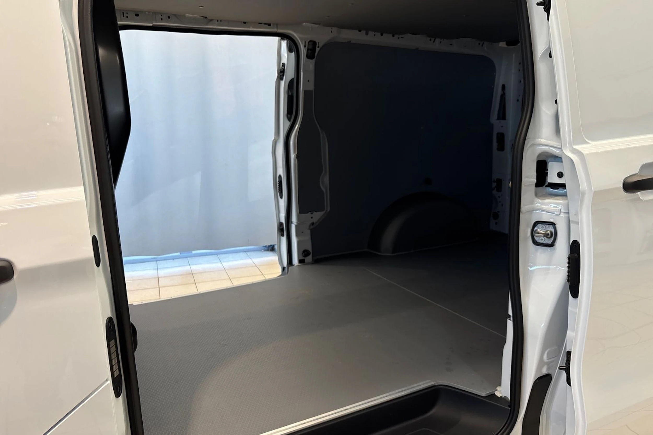 valkoinen Volkswagen Transporter 2026 kuva 14.