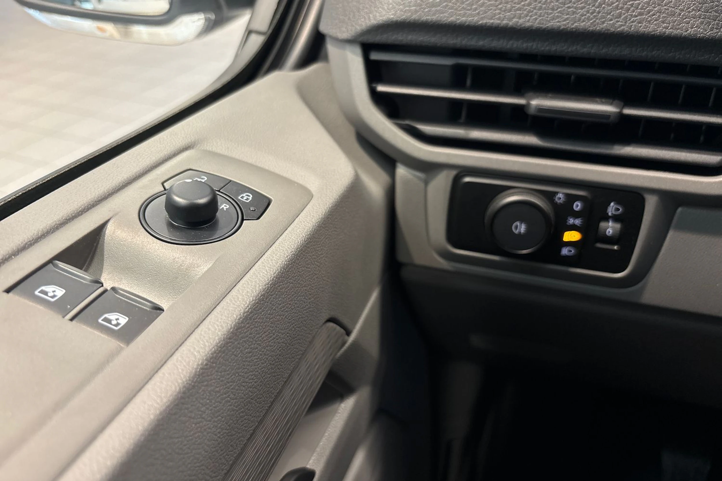 valkoinen Volkswagen Transporter 2026 kuva 20.