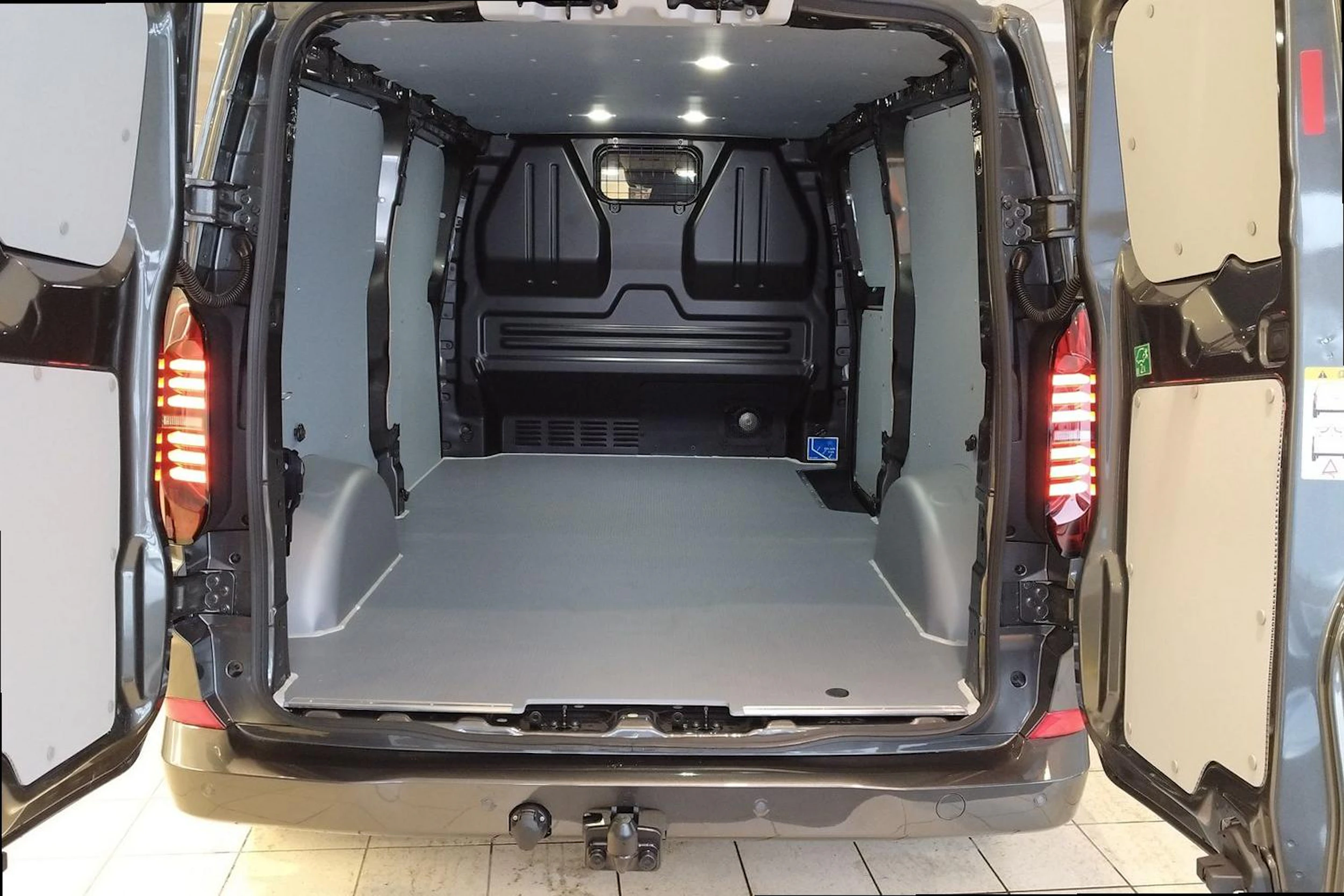 harmaa Volkswagen Transporter 2026 kuva 8.