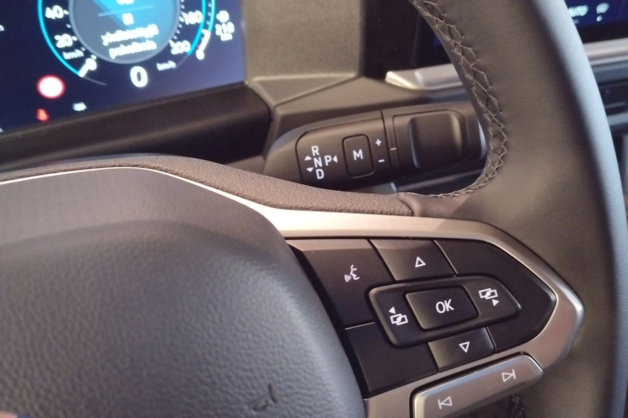 harmaa Volkswagen Transporter 2026 kuva 16.