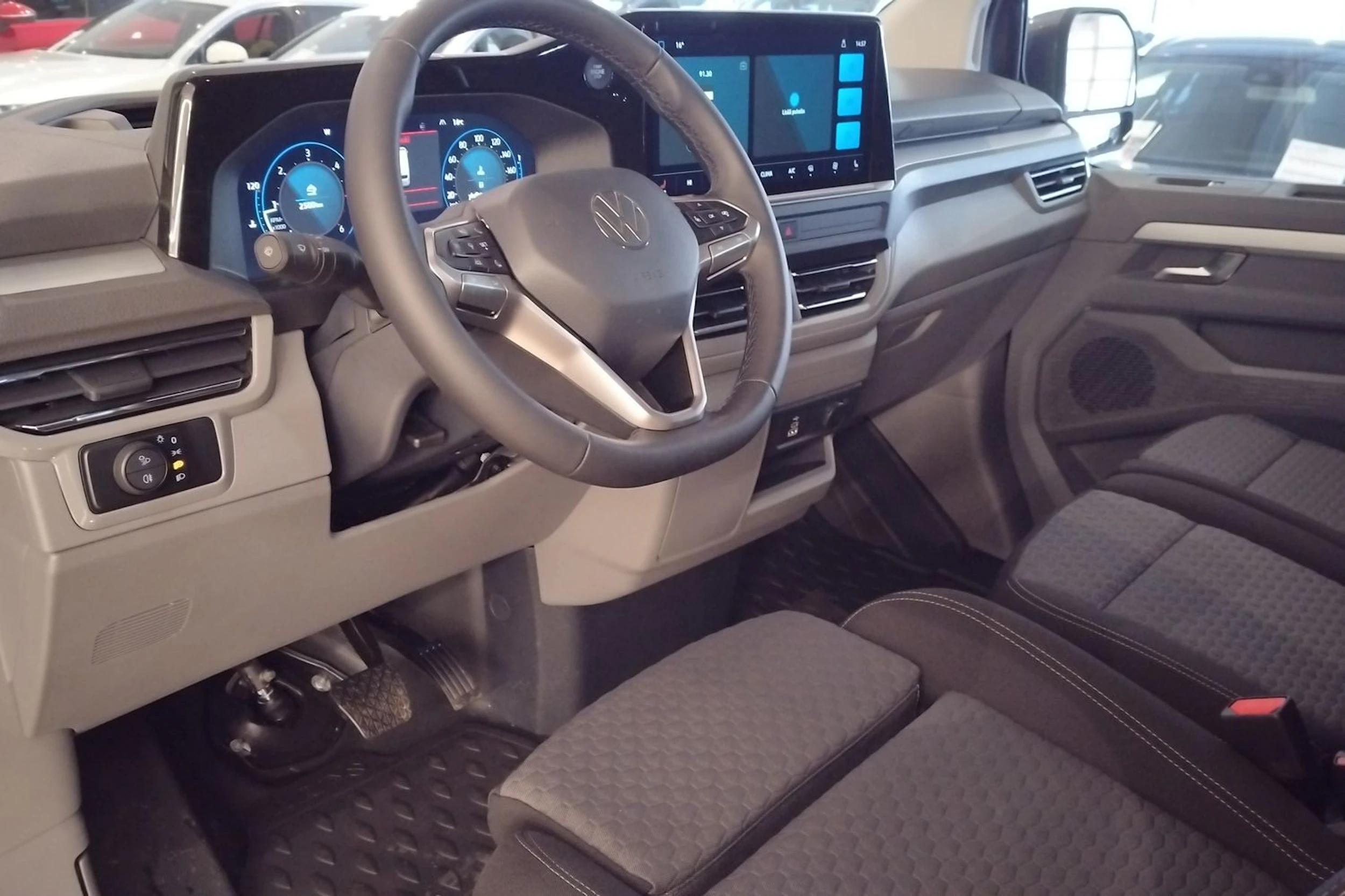 harmaa Volkswagen Transporter 2026 kuva 18.